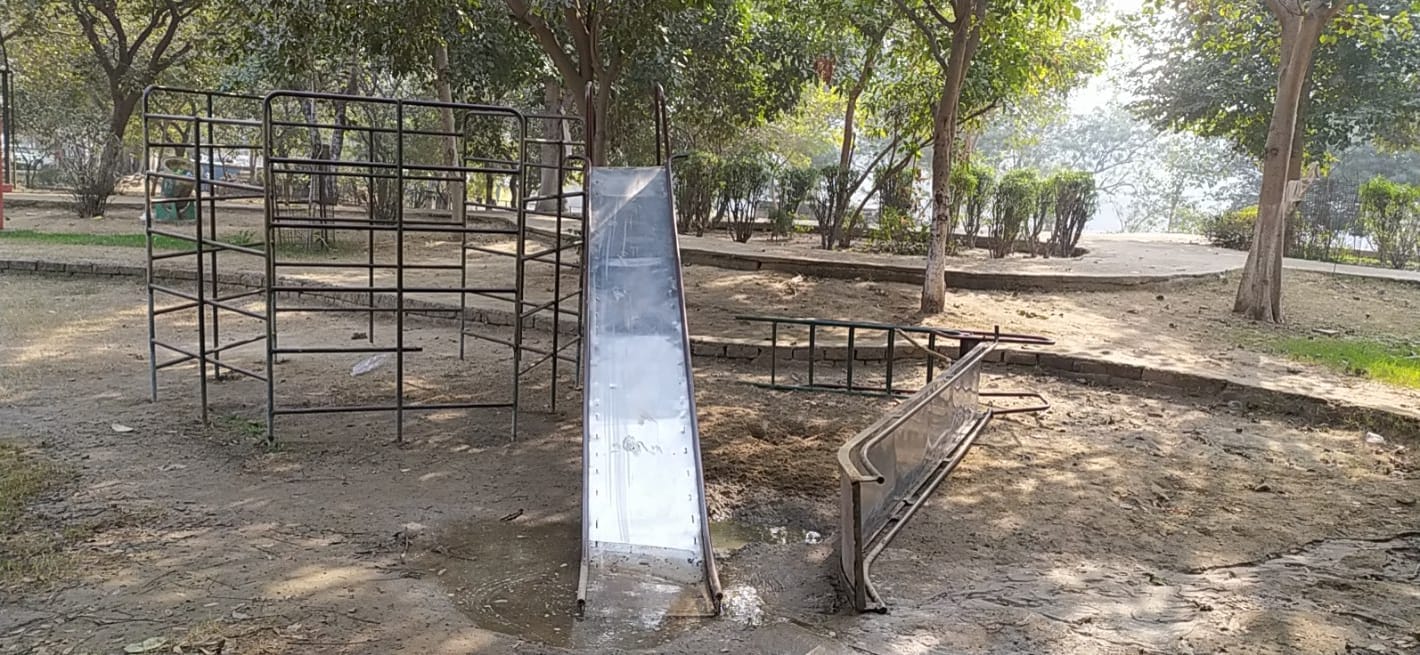 रेवाड़ी। नेहरू पार्क में टूटे पड़े झूले। संवाद रेवाड़ी। नेहरू पार्क में टूटे पड़े झूले। संवाद