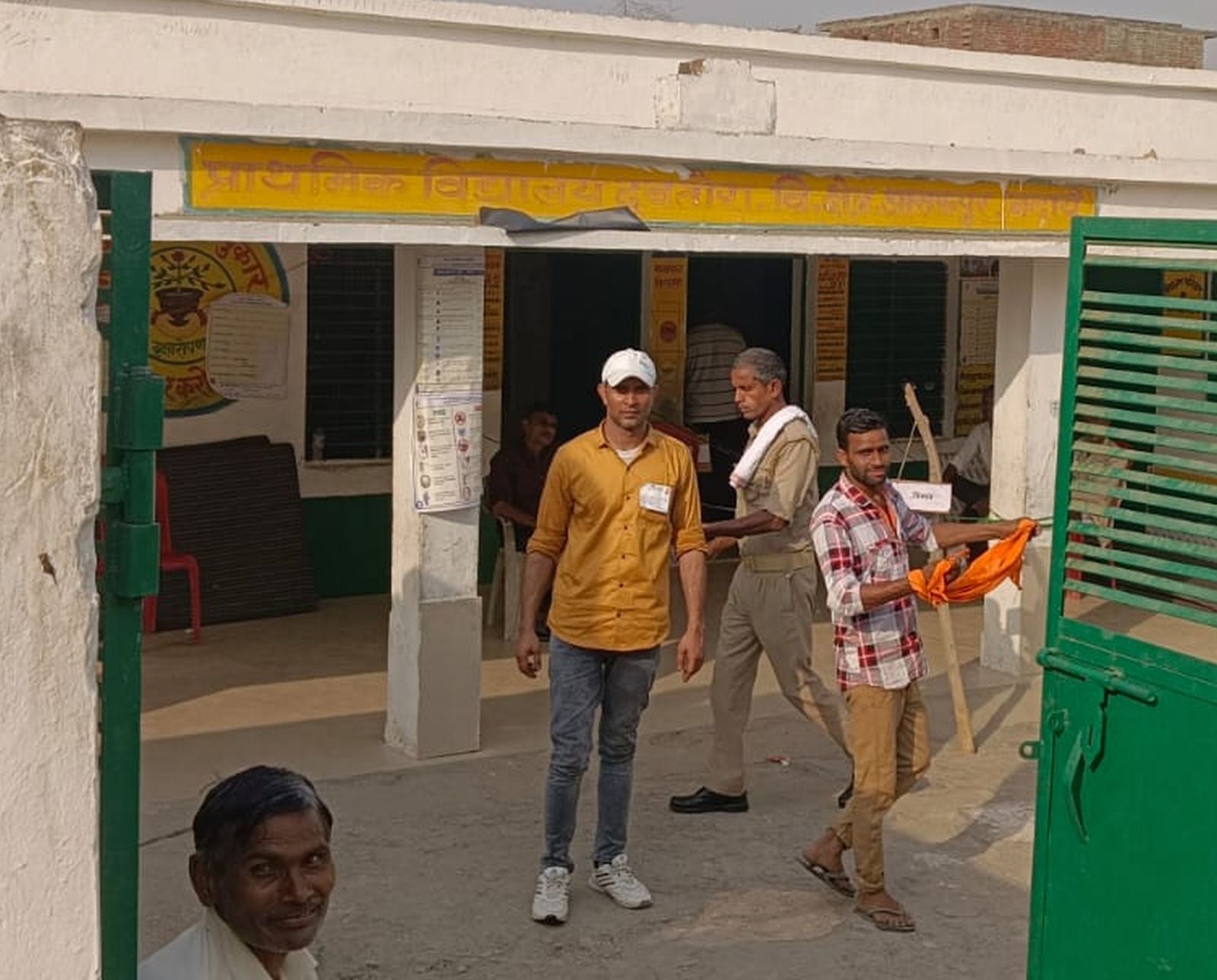 दबतोरा बूथ पर धूप से बचाव को नहीं लगी राउटी।संवाद दबतोरा बूथ पर धूप से बचाव को नहीं लगी राउटी।संवाद