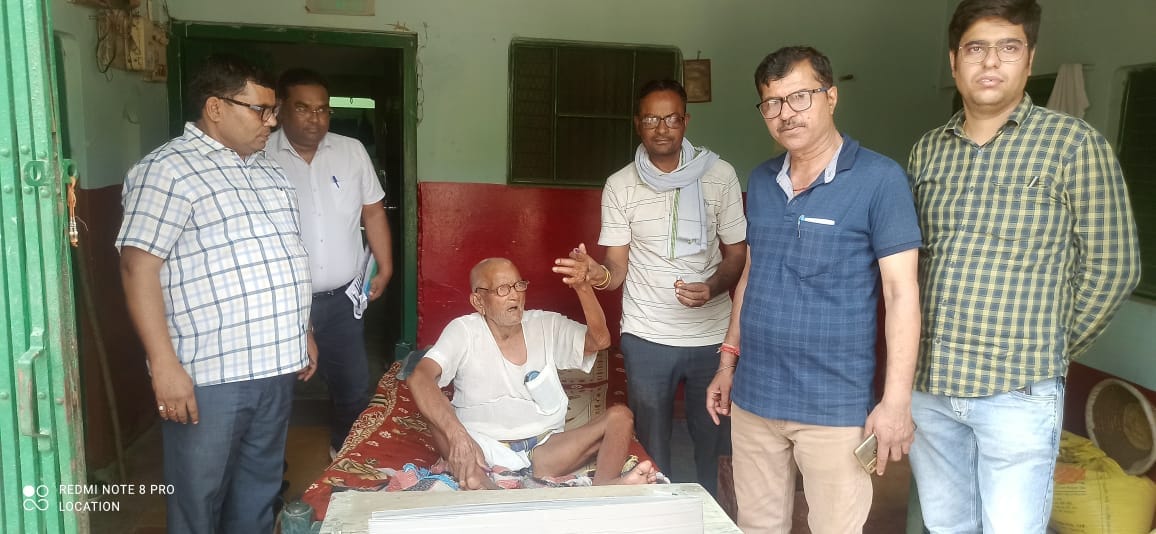 दिव्यांग सुनील तथा उनकी माता मोनी देवी 91 में घर पर किया मतदान