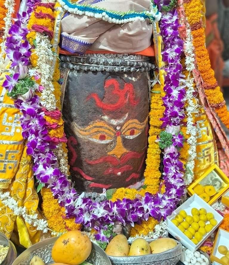 भस्म आरती मे फूलो से सजे बाबा महाकाल