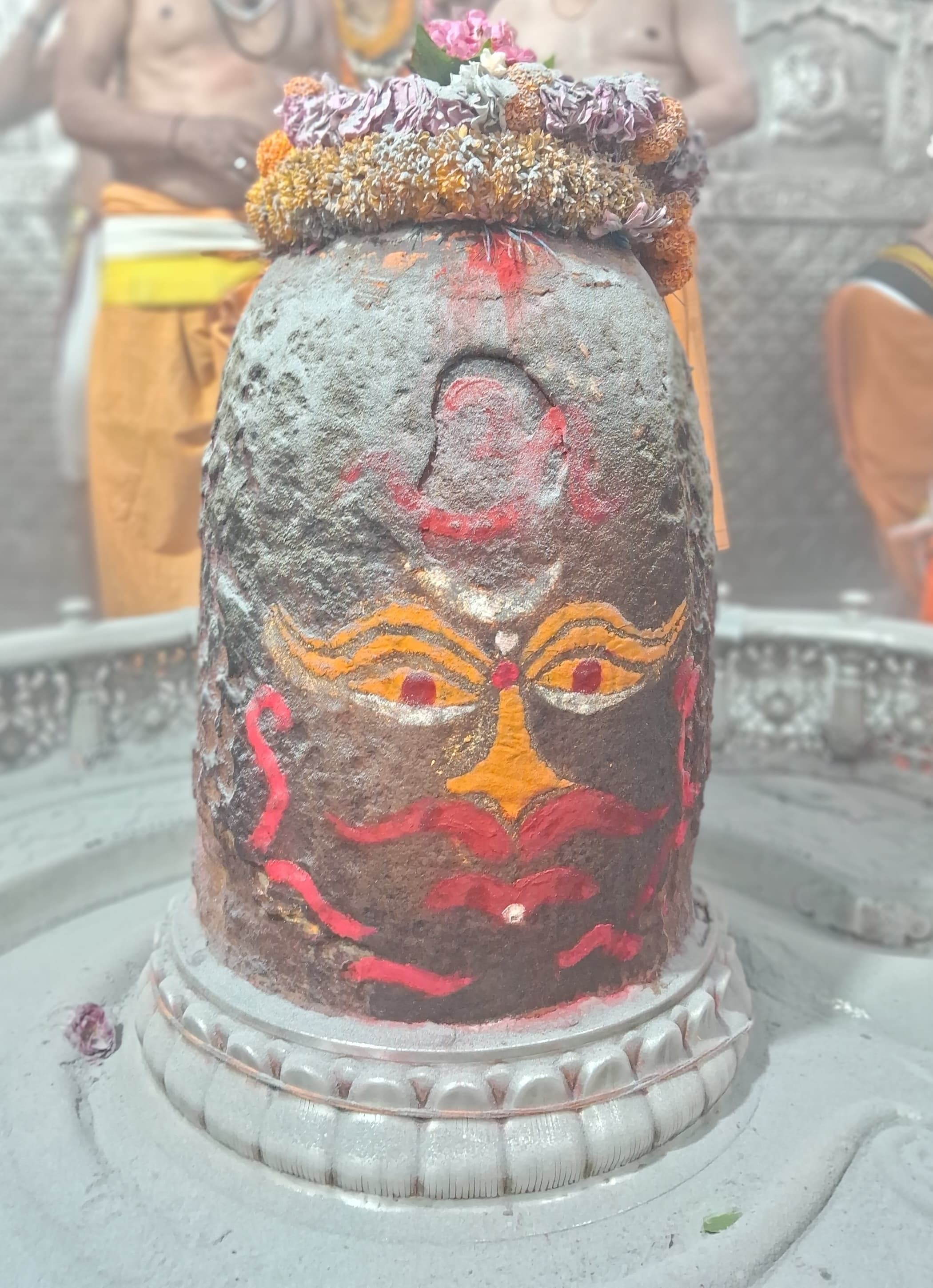 भस्म आरती मे फूलो से सजे बाबा महाकाल