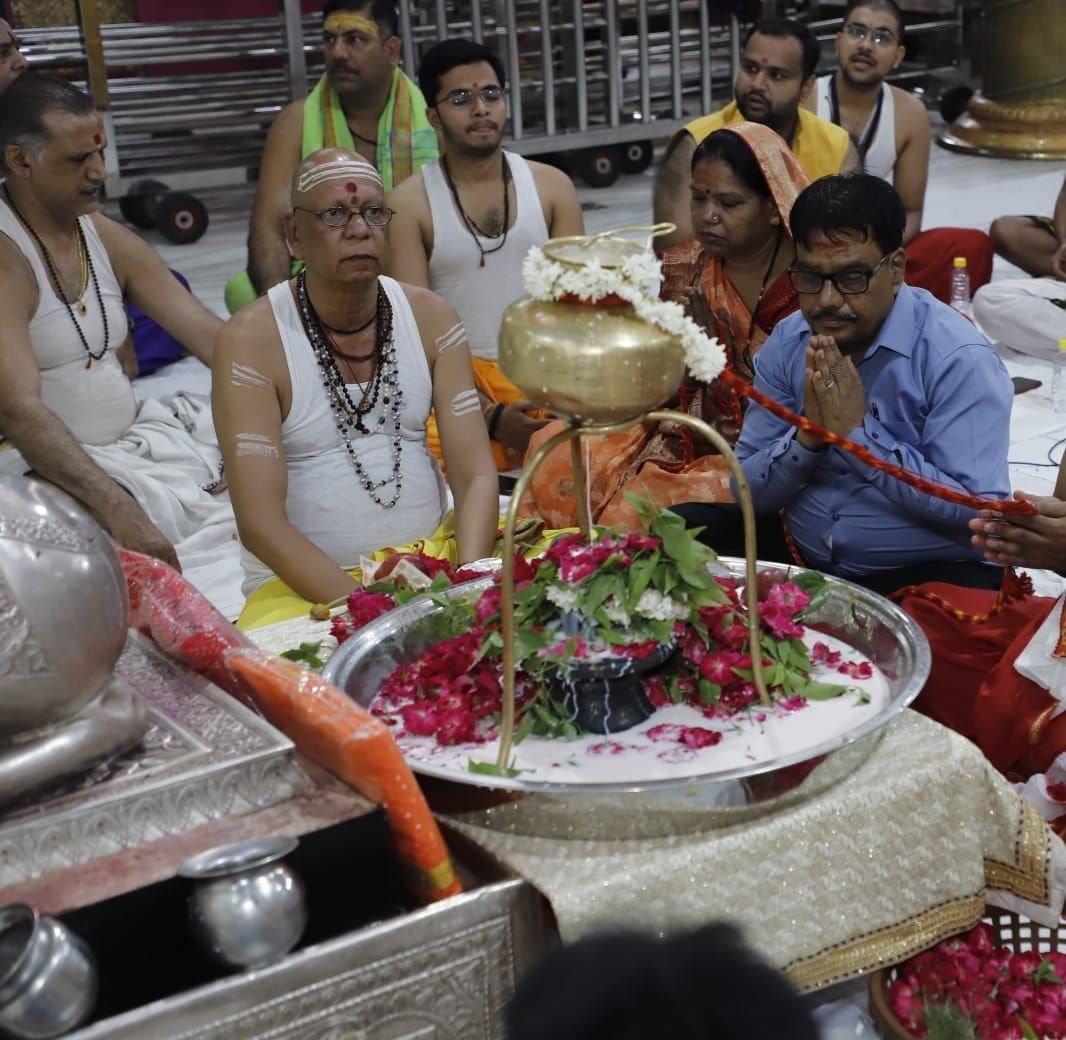 भस्म आरती मे फूलो से सजे बाबा महाकाल