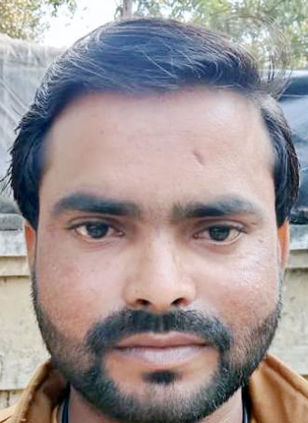 पलिया के टॉपरपुरवा से बिजौरिया जाने वाली रोड पर पड़ी बजरी व रोड़े। संवाद पलिया के टॉपरपुरवा से बिजौरिया जाने वाली रोड पर पड़ी बजरी व रोड़े। संवाद