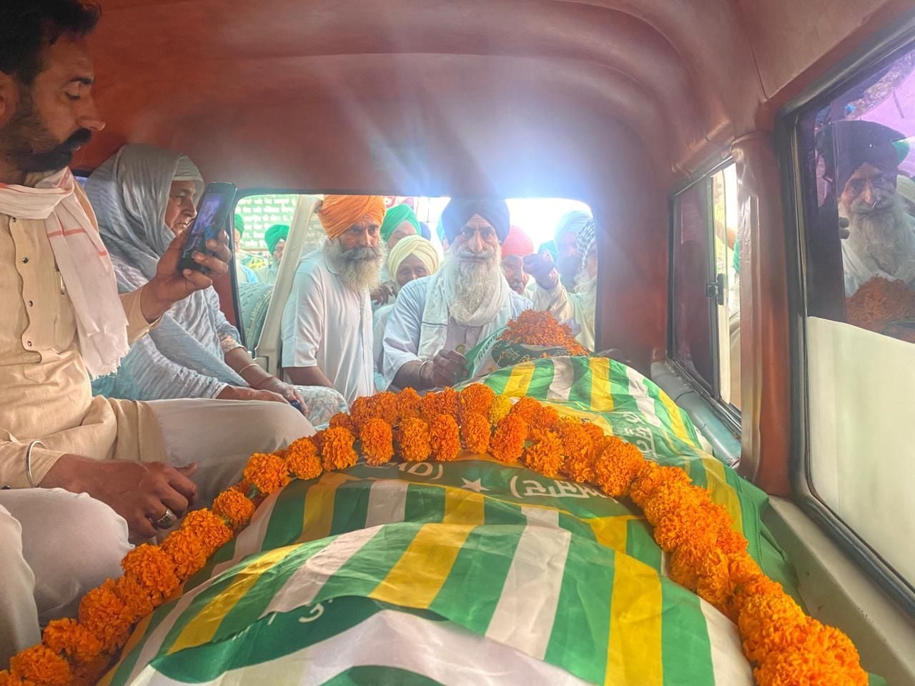 09जेएनडी21-दातासिंह वाला बॉर्डर पर मृतका को श्रद्धांजलि देते किसान। संवाद