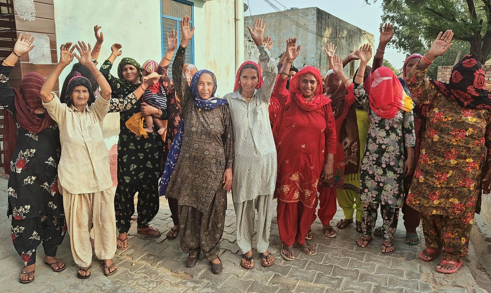 09जेएनडी27: नगूरां गांव में जिला प्रशासन के खिलाफ रोष प्रकट करती महिलाएं। संवाद