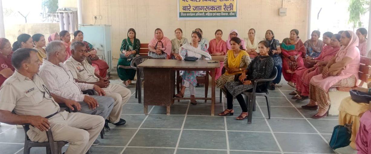 09जेएनडी31-बाल विवाह के प्रति जागरूक करती महिला एवं बाल विकास अधिकारी कांता यादव। स्रोत प्रशासन