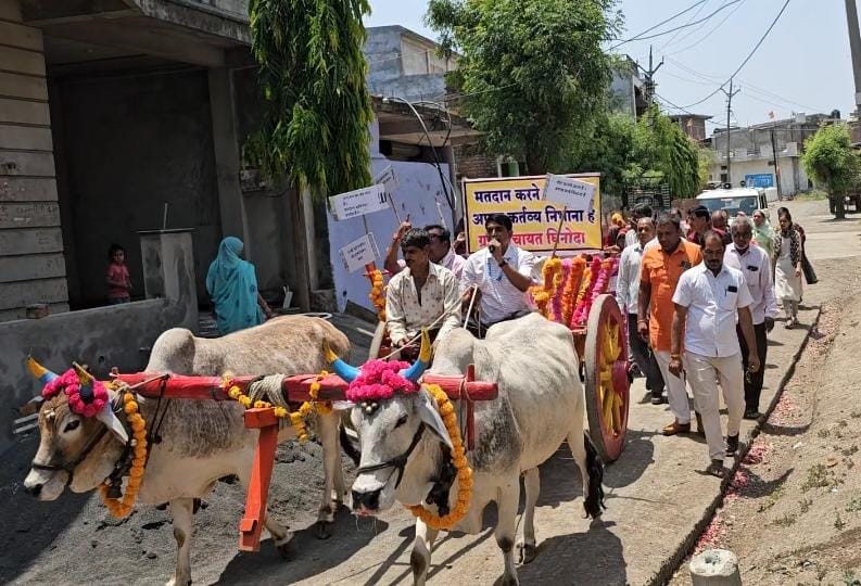 बैलगाड़ी पर बैठकर मतदाताओ को जागरूक करने निकले सीईओ बैलगाड़ी पर बैठकर मतदाताओ को जागरूक करने निकले सीईओ