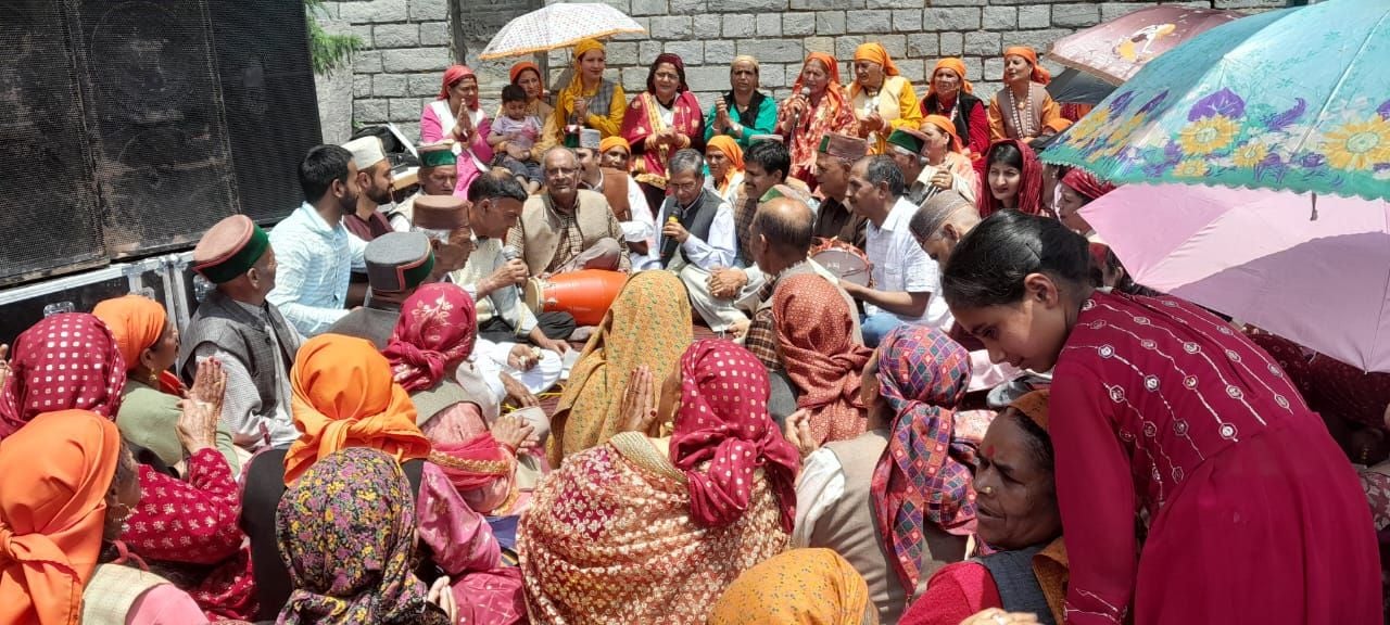 डंसा में आयोजित परशुराम जयंति पर नाटी करते चार ठहरी के ग्रामीण डंसा में आयोजित परशुराम जयंति पर नाटी करते चार ठहरी के ग्रामीण