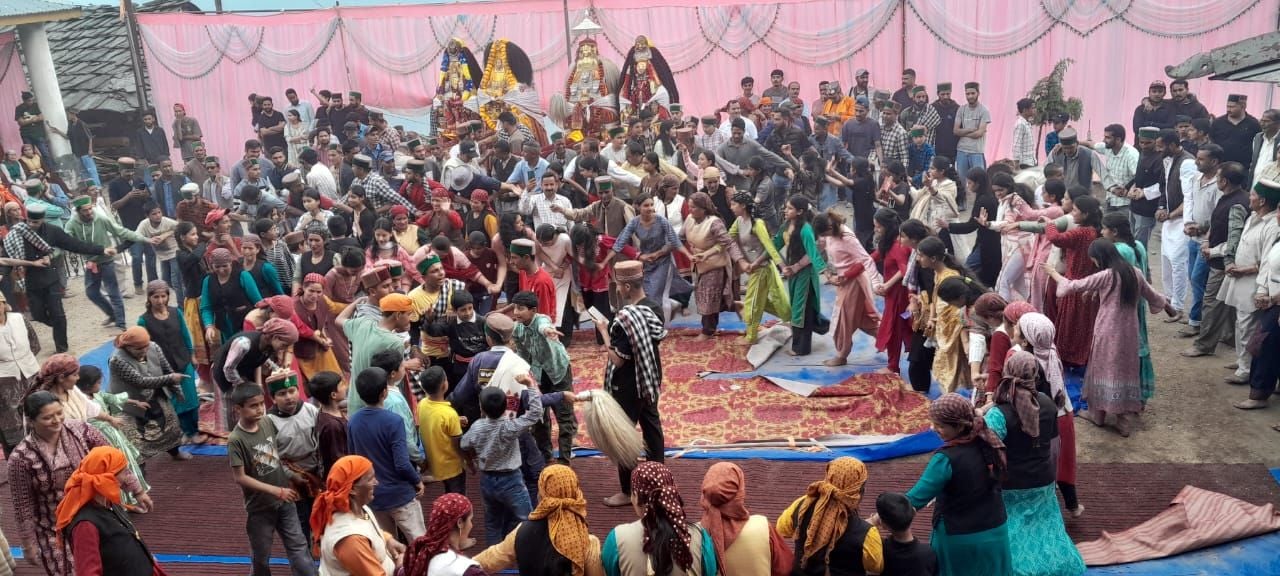 डंसा में आयोजित परशुराम जयंति पर नाटी करते चार ठहरी के ग्रामीण डंसा में आयोजित परशुराम जयंति पर नाटी करते चार ठहरी के ग्रामीण