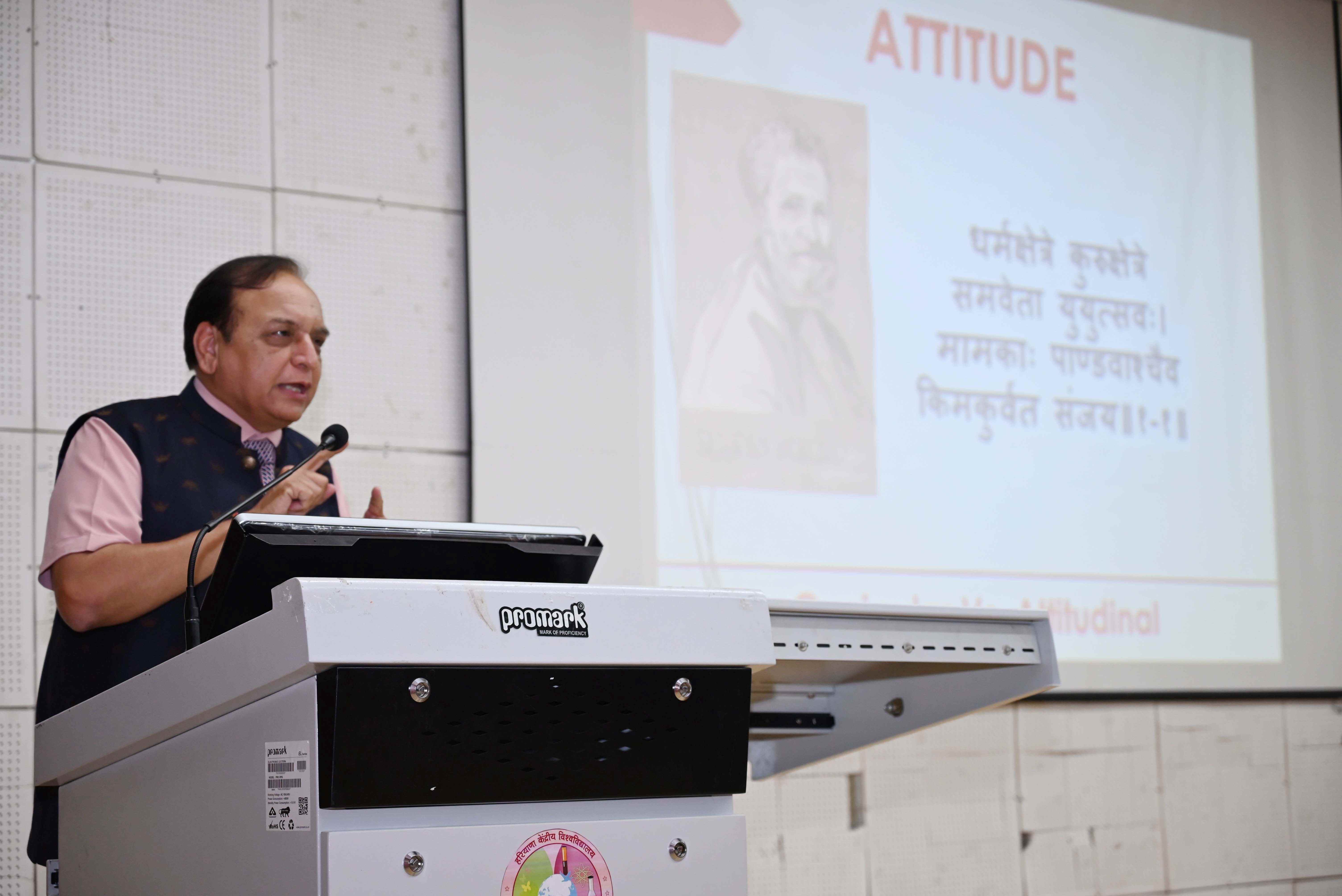 फोटो संख्या:71- हकेंवि में आयोजित राष्ट्रीय संगोष्ठी को संबोधित करते कुलपति प्रो. टंकेश्वर कुमा फोटो संख्या:71- हकेंवि में आयोजित राष्ट्रीय संगोष्ठी को संबोधित करते कुलपति प्रो. टंकेश्वर कुमा