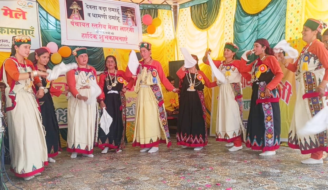कुल्लू जिला के लारजी मेले में पहुंचे देवता।-संवाद कुल्लू जिला के लारजी मेले में पहुंचे देवता।-संवाद