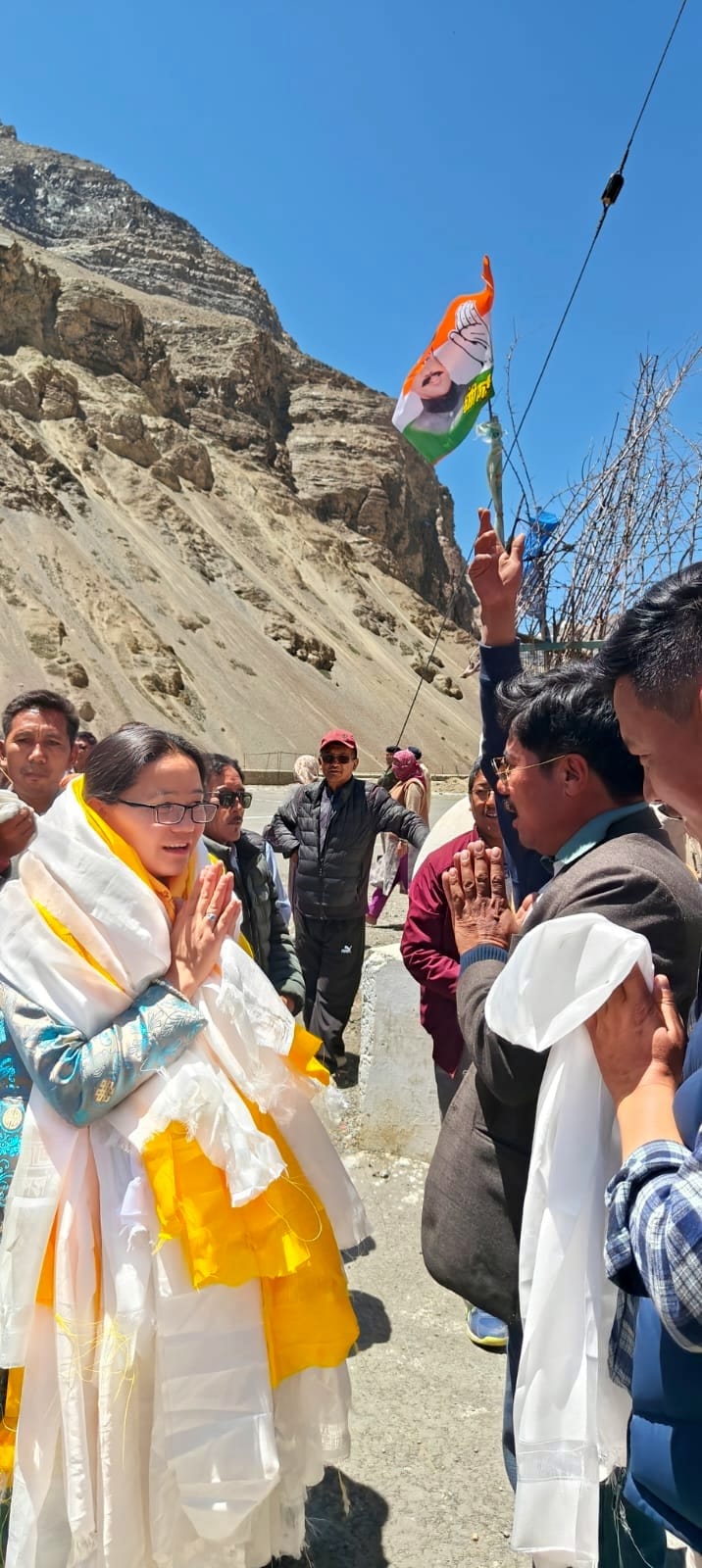 लाहौल में चुनाव प्रचार में जुटे भाजपा प्रत्याशी रवि ठाकुर।-संवाद लाहौल में चुनाव प्रचार में जुटे भाजपा प्रत्याशी रवि ठाकुर।-संवाद