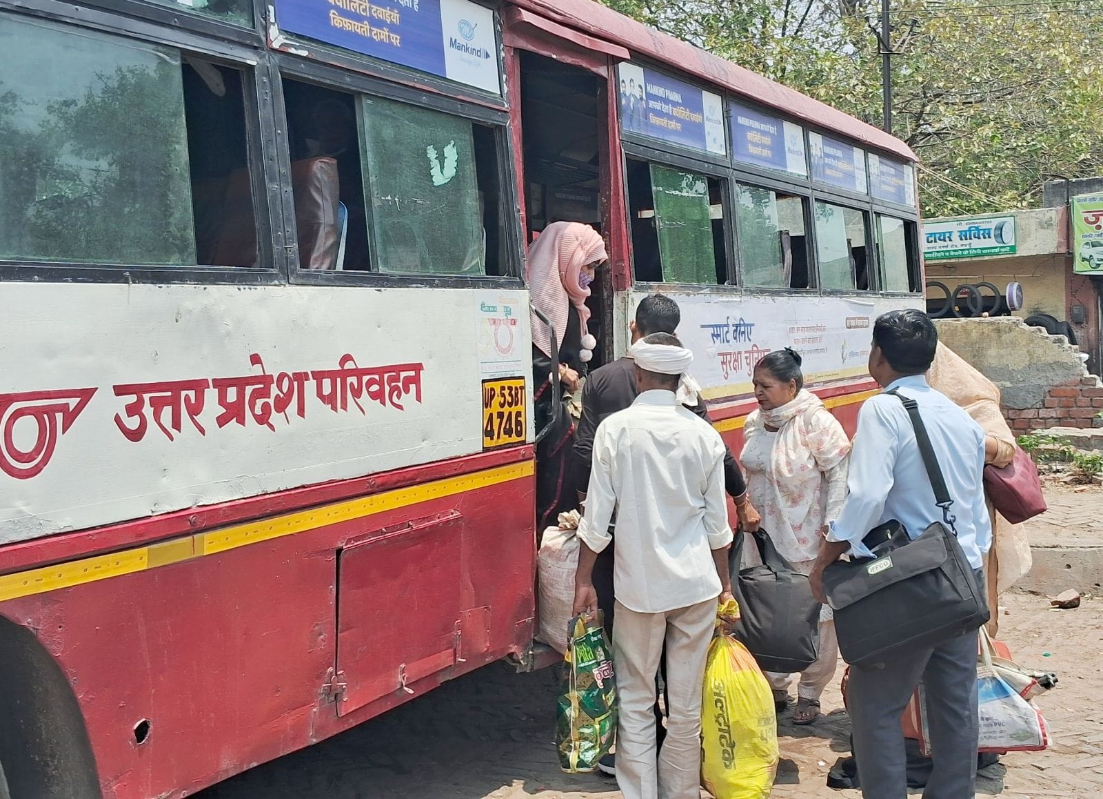 रोडवेज बस स्टैंड पर बस के इंतजार में बैठे यात्री। संवाद रोडवेज बस स्टैंड पर बस के इंतजार में बैठे यात्री। संवाद