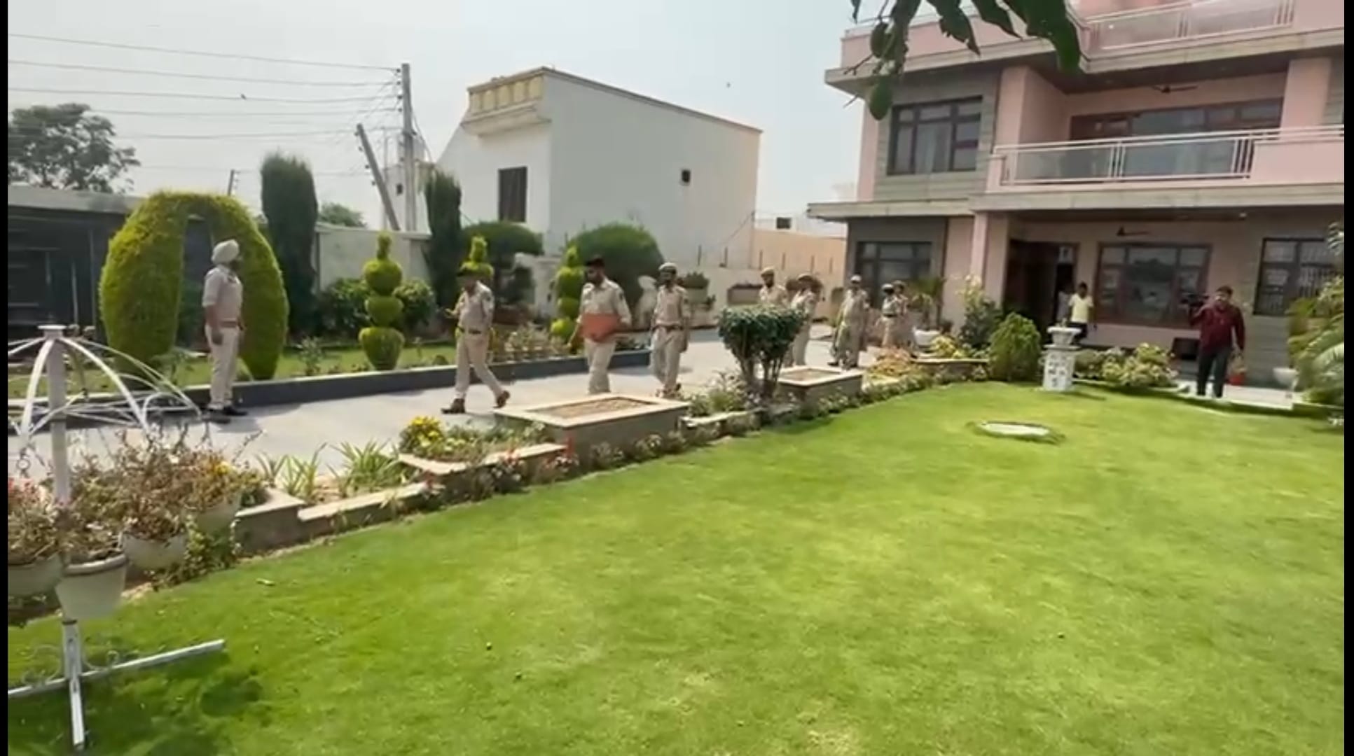 रिटायर आईएएस शेख महमूद के छन्नी स्थित आवास पर दबिश देती पुलिस: स्रोत पुलिस रिटायर आईएएस शेख महमूद के छन्नी स्थित आवास पर दबिश देती पुलिस: स्रोत पुलिस