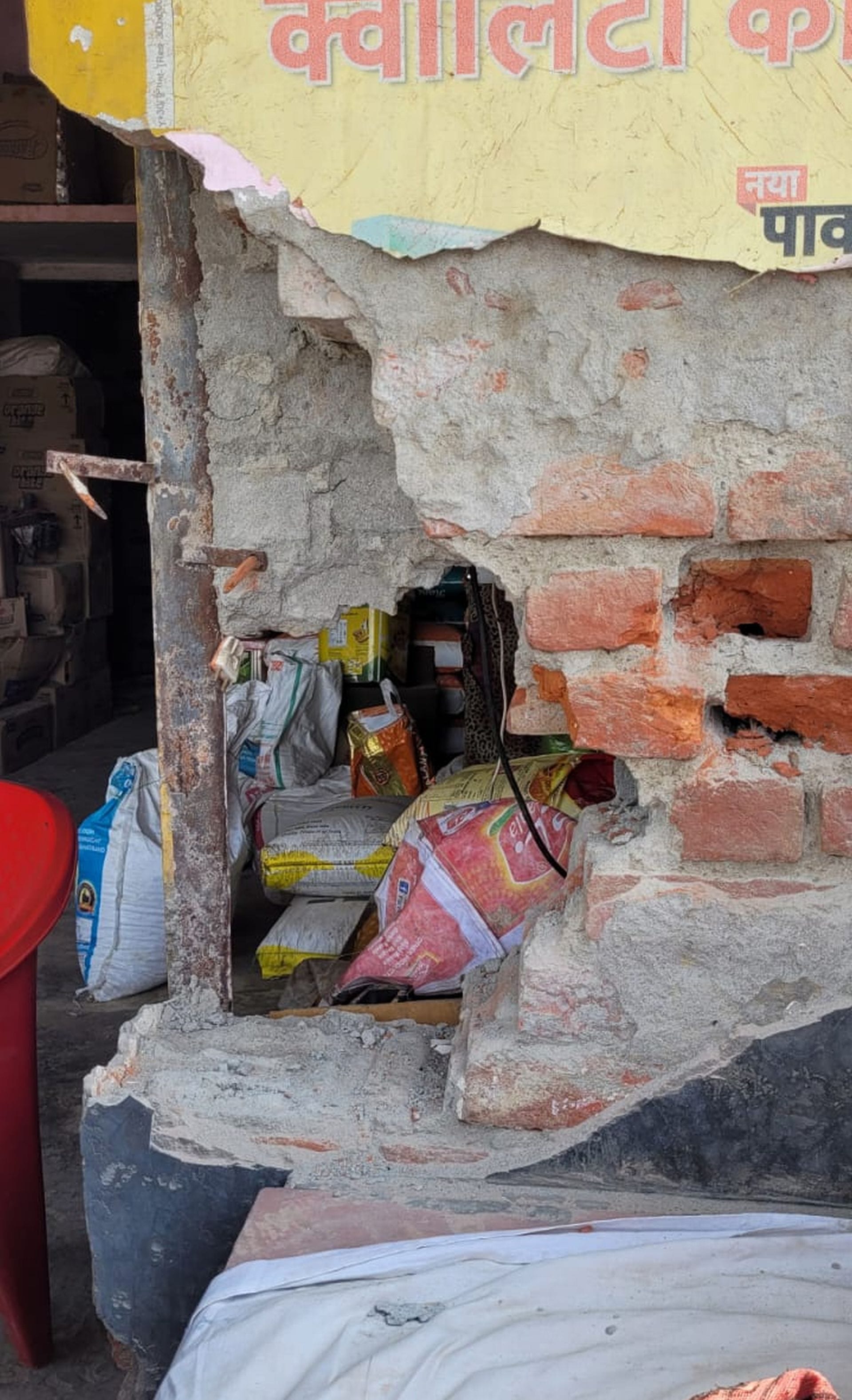 वजीरगंज क्षेत्र के इसी मंदिर से चोरी हुए घंटे। संवाद वजीरगंज क्षेत्र के इसी मंदिर से चोरी हुए घंटे। संवाद
