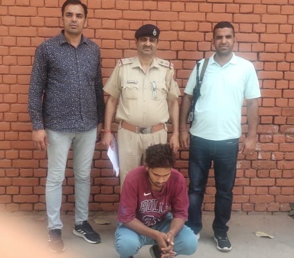 10जेएनडी13-पुलिस गिरफ्त में मोबाइल फोन छीनने का आरोपी। स्रोत पुलिस