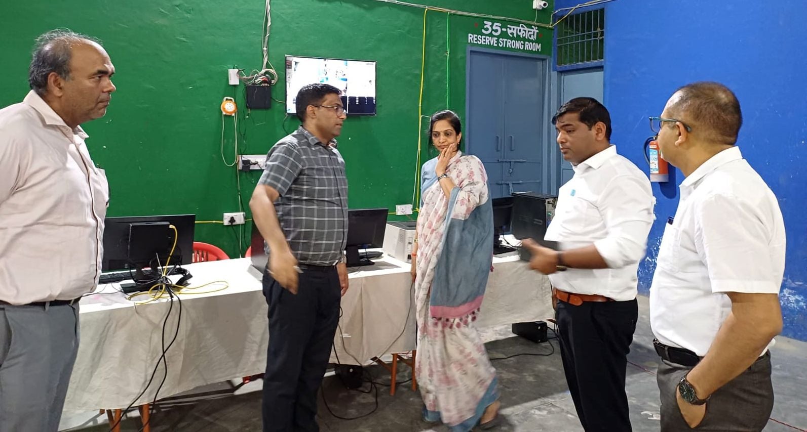 10जेएनडी17-स्ट्रॉग रूम में मतगणना की तैयारियों बारे जानकारी लेती जरनल ऑब्जर्वर डॉ. मंजुला एन। स
