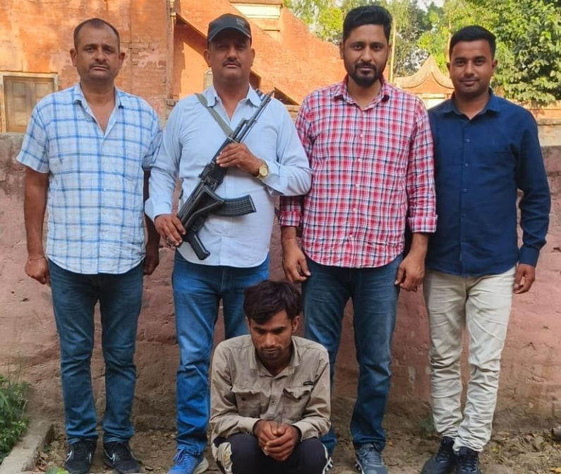 10जेएनडी23-पुलिस गिरफ्त में जेब काटकर 75 हजार रुपये चोरी करने का आरोपी। संवाद