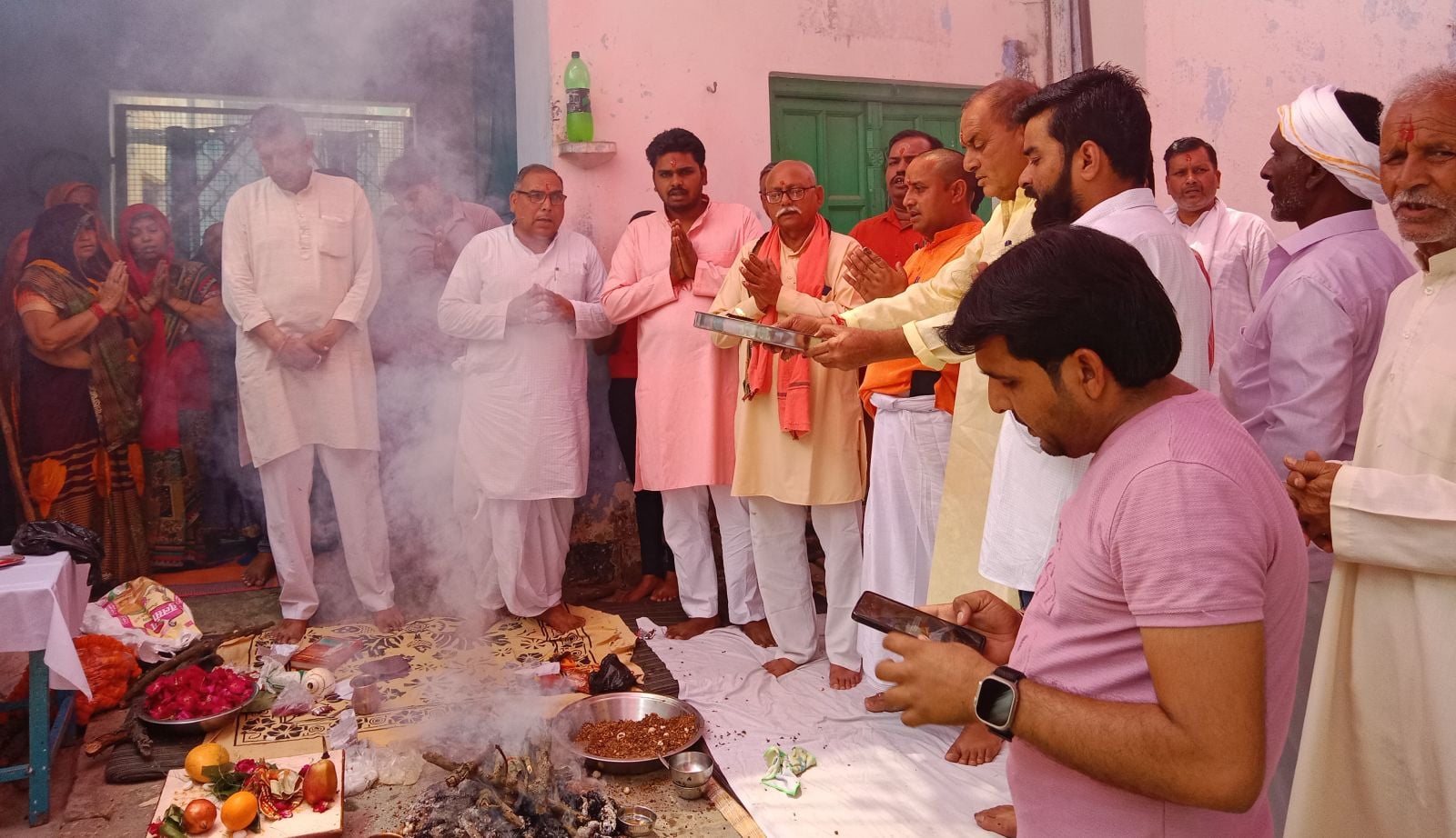 बिसौली में भगवान परशुराम जयंती पर हवन में आहुति देते विप्रजन। संवाद बिसौली में भगवान परशुराम जयंती पर हवन में आहुति देते विप्रजन। संवाद