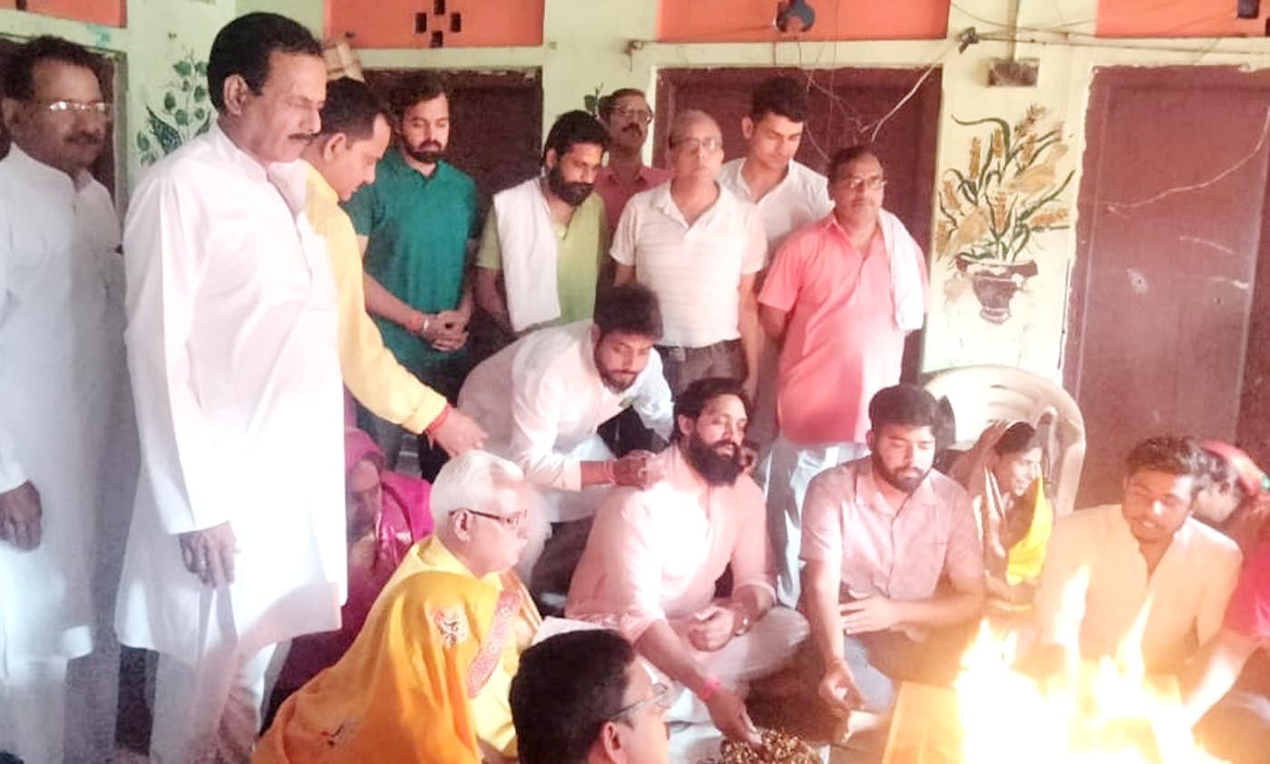 बिसौली में भगवान परशुराम जयंती पर हवन में आहुति देते विप्रजन। संवाद बिसौली में भगवान परशुराम जयंती पर हवन में आहुति देते विप्रजन। संवाद