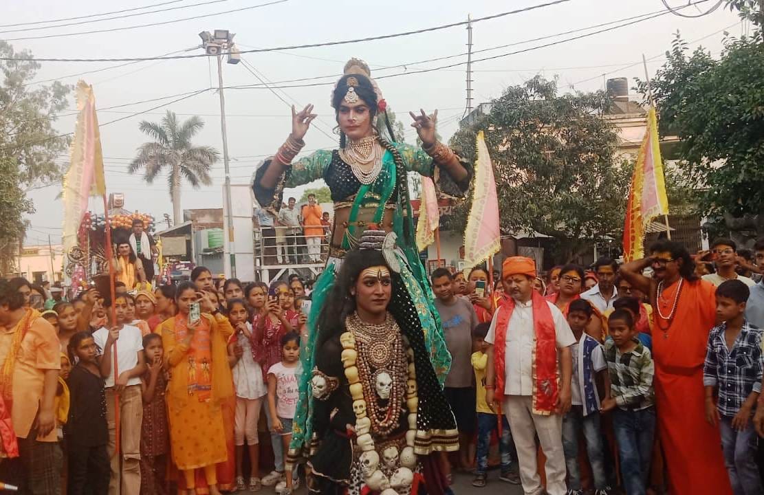 गोला में भगवान परशुराम का पूजन करते श्रद्धालु।संवाद गोला में भगवान परशुराम का पूजन करते श्रद्धालु।संवाद