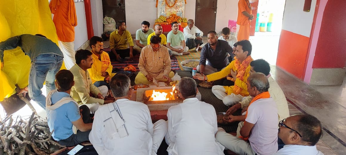 गोला में भगवान परशुराम का पूजन करते श्रद्धालु।संवाद गोला में भगवान परशुराम का पूजन करते श्रद्धालु।संवाद