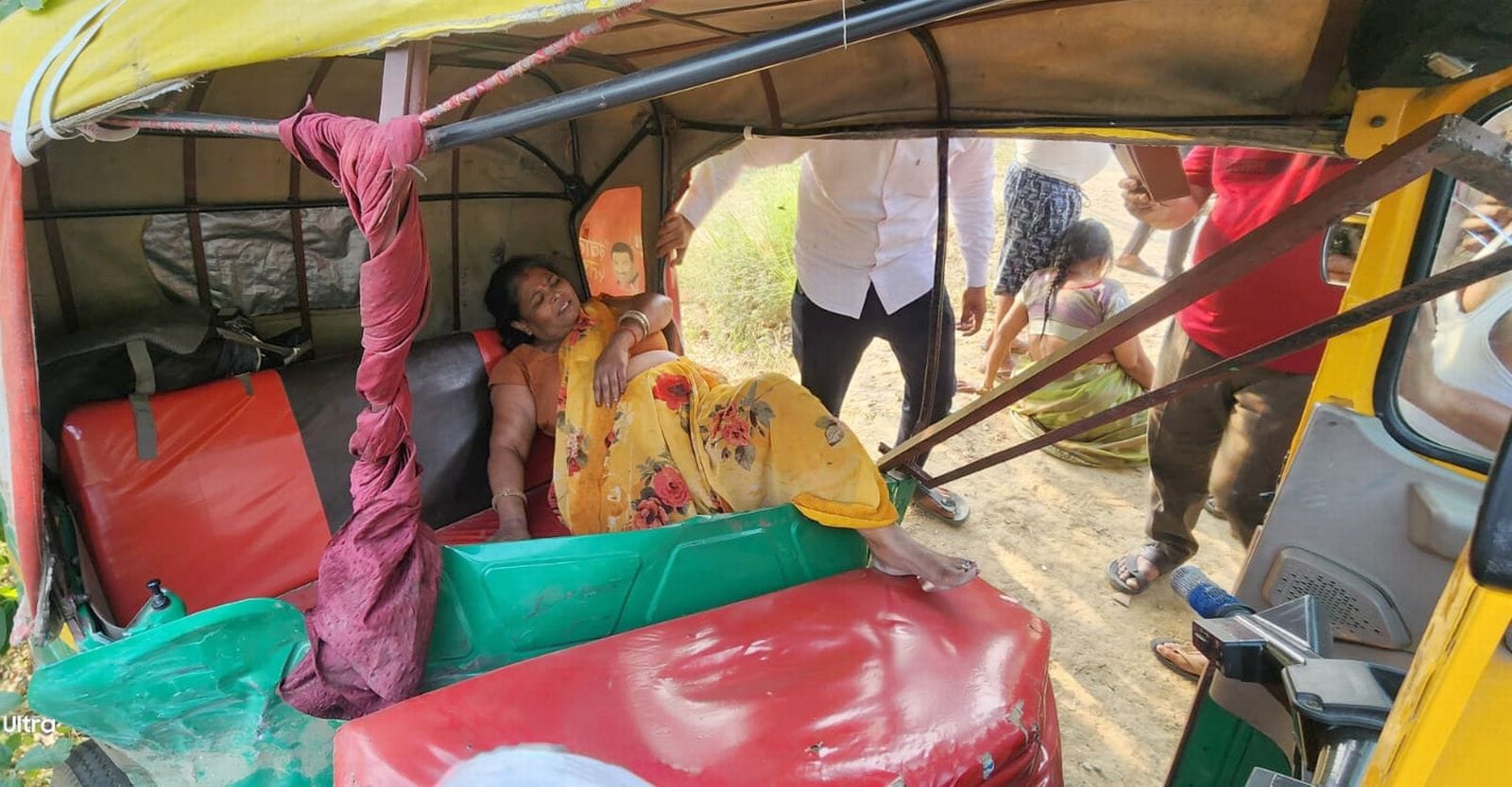 हादसे के बाद सड़क किनारे खाई में घुसी कार। संवाद हादसे के बाद सड़क किनारे खाई में घुसी कार। संवाद