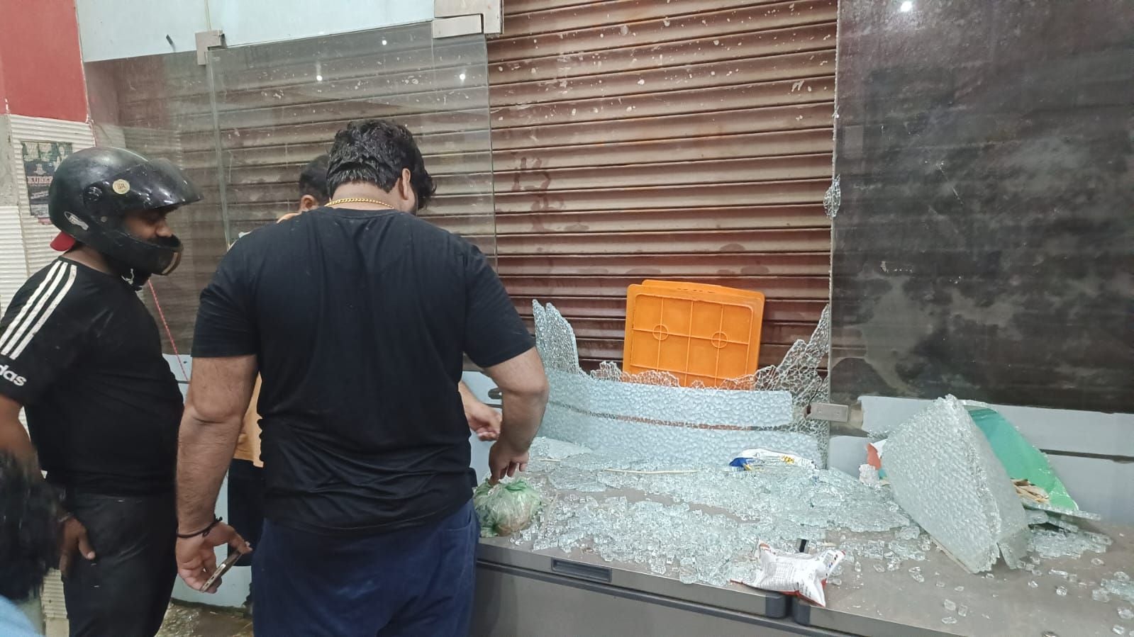 सोनीपत में शुक्रवार रात गोहाना रोड पर आंधी में टूटकर गिरा होटल कर सजावटी सज्जा। संवाद