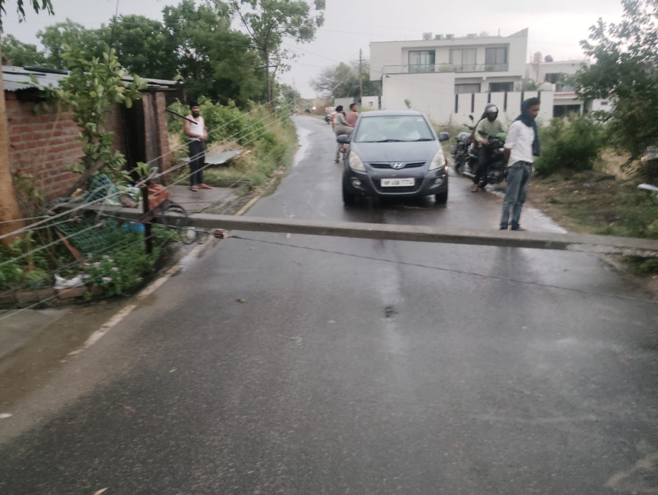 ऊना मंडल के तहत अंधड़ से गिरे बिजली के खंभे और तारें ऊना मंडल के तहत अंधड़ से गिरे बिजली के खंभे और तारें