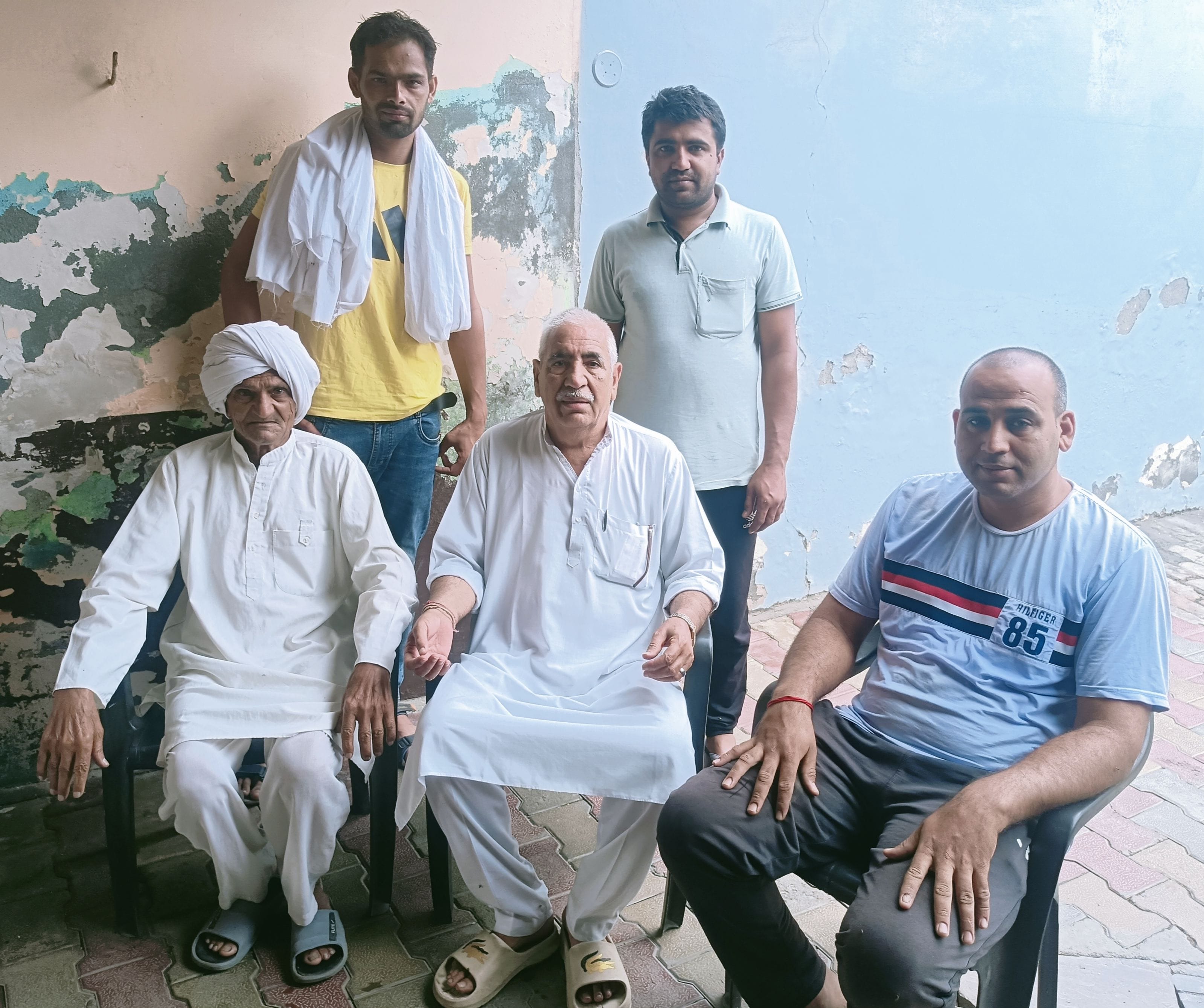 11जेएनडी01: बैठक करते हुए सर्वजातीय खाप पंचायत के राष्ट्रीय संयोजक टेकराम कंडेला। संवाद 11जेएनडी01: बैठक करते हुए सर्वजातीय खाप पंचायत के राष्ट्रीय संयोजक टेकराम कंडेला। संवाद