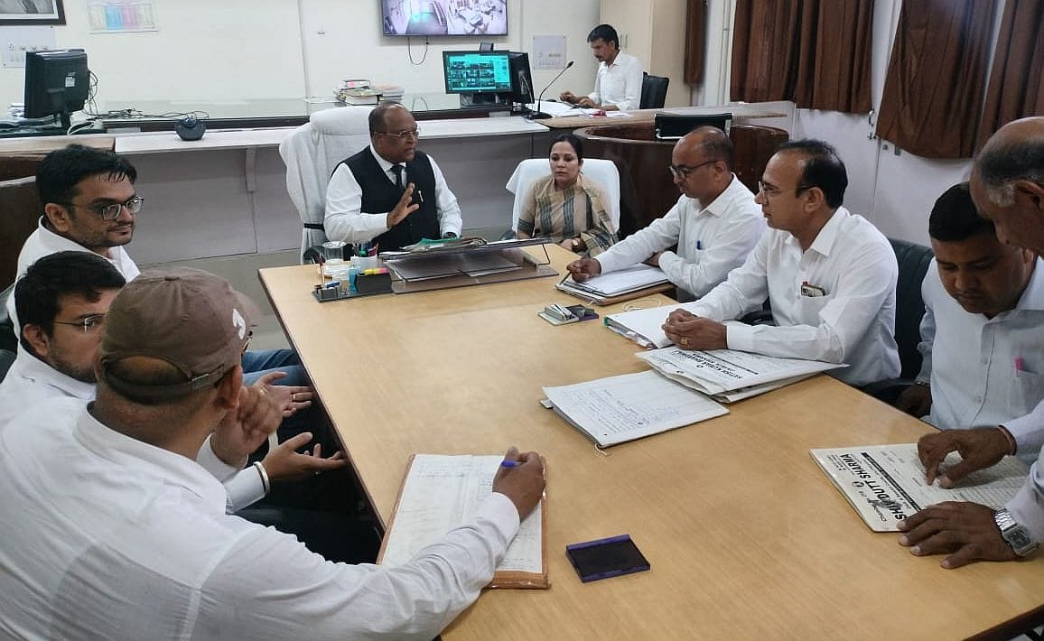 11जेएनडी23: राष्ट्रीय लोक अदालत में मामलों की सुनवाई करते हुए।  स्रोत प्रशासन