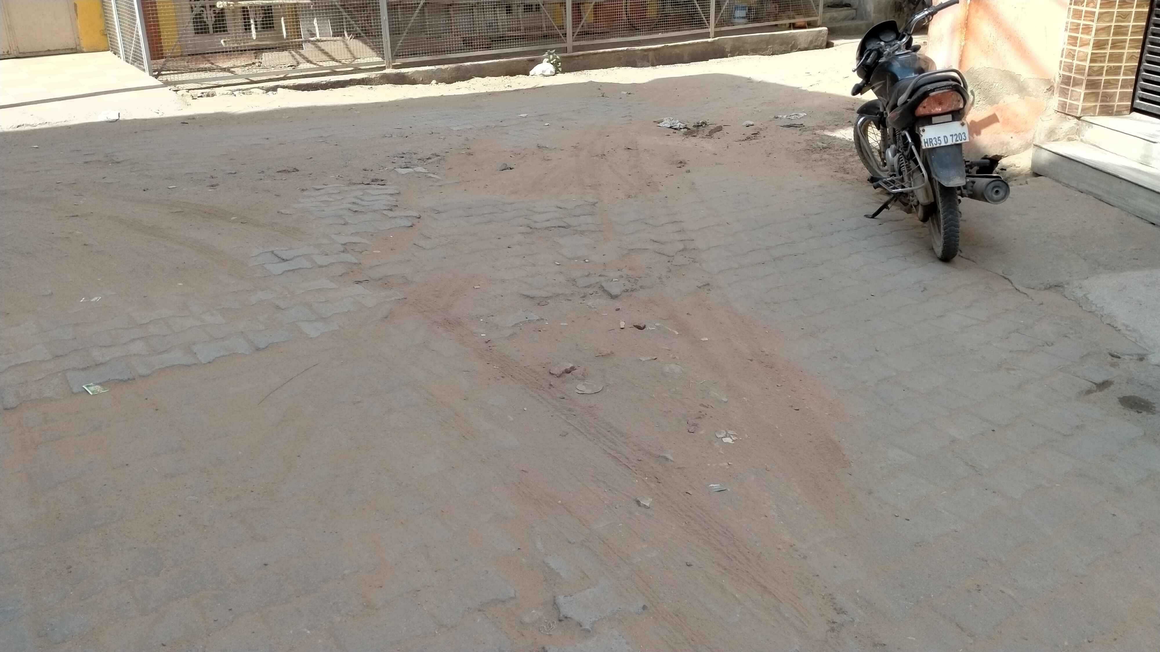 फोटो संख्या:53- मोहल्ला नीमड़ी नीचे में  जर्जर अवस्था में सड़क मार्ग --स्रोत--संवाद