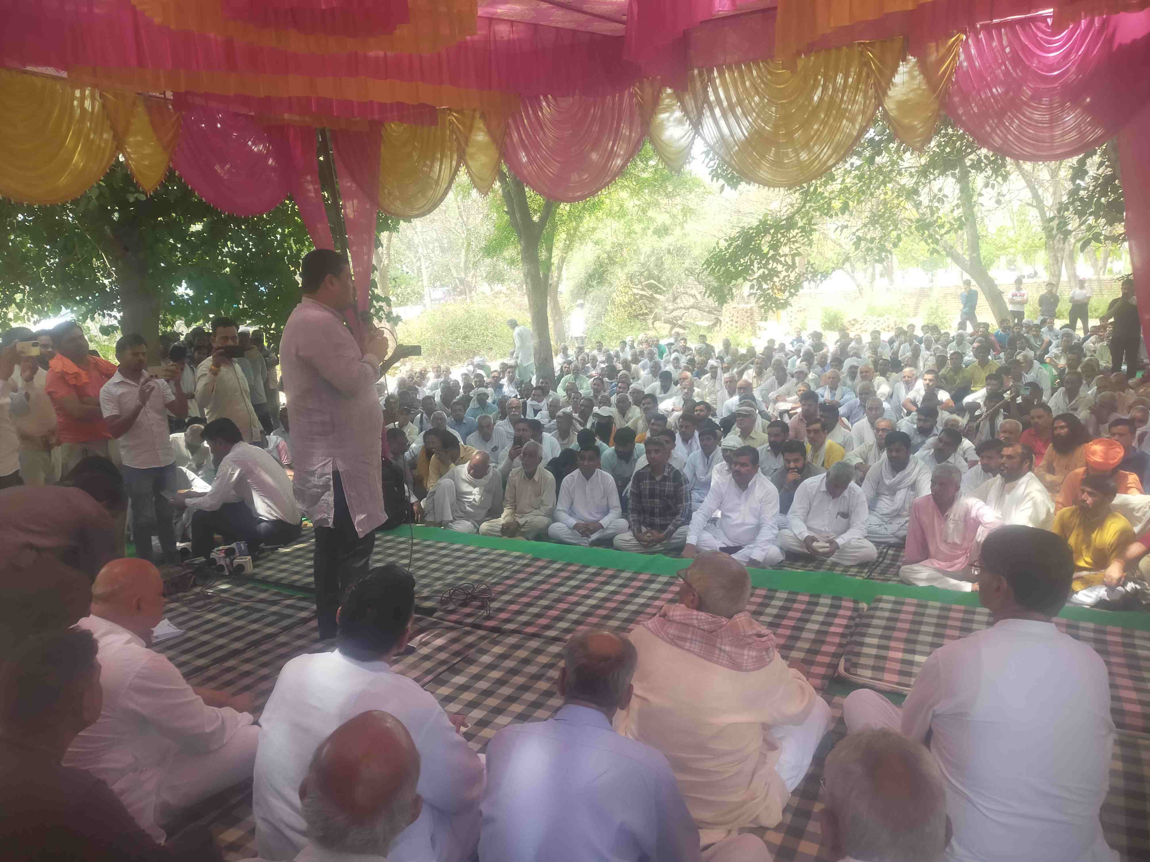 फोटो संख्या:64- कनीना में आयोजित महापंचायत में उपस्थित 54 गांव के लोग--स्रोत--संवाद
