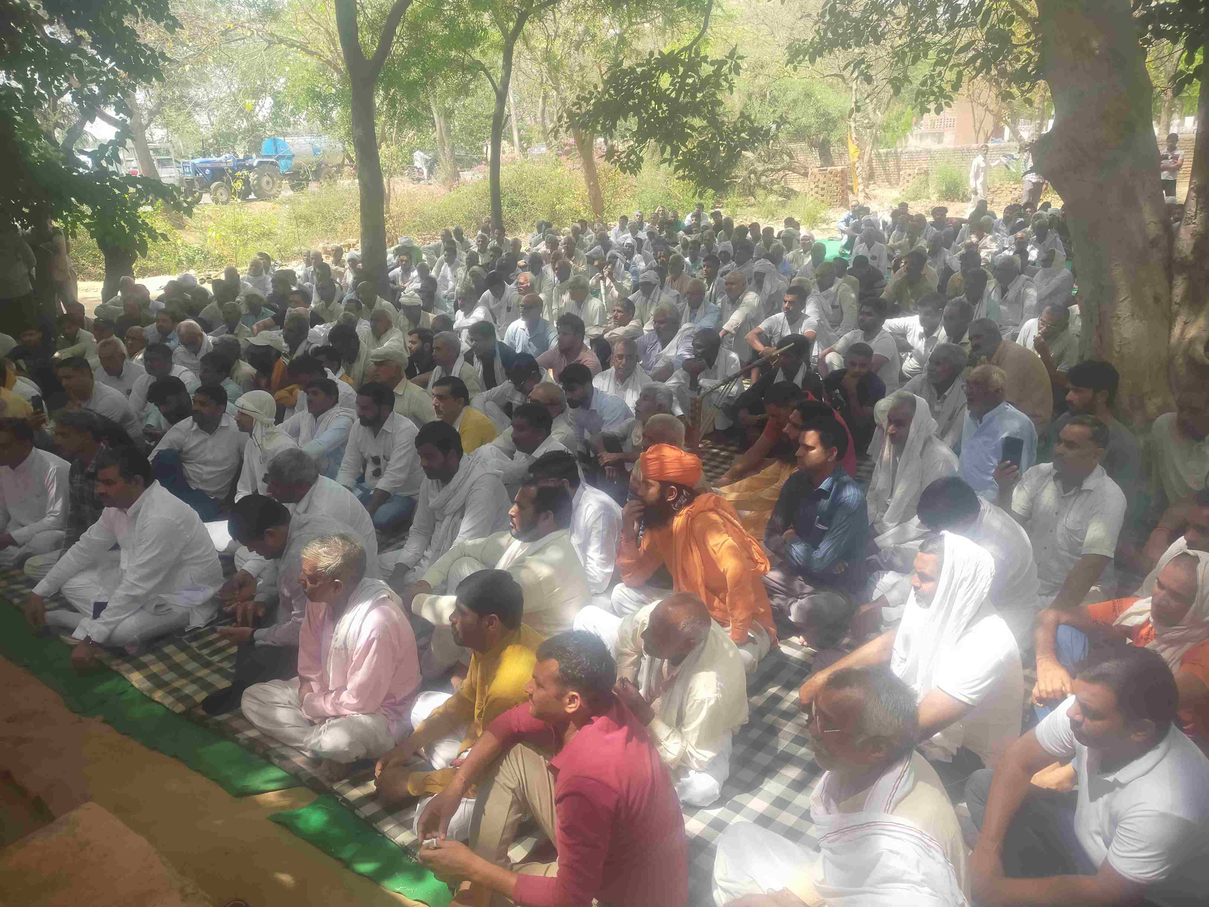 फोटो संख्या:64- कनीना में आयोजित महापंचायत में उपस्थित 54 गांव के लोग--स्रोत--संवाद