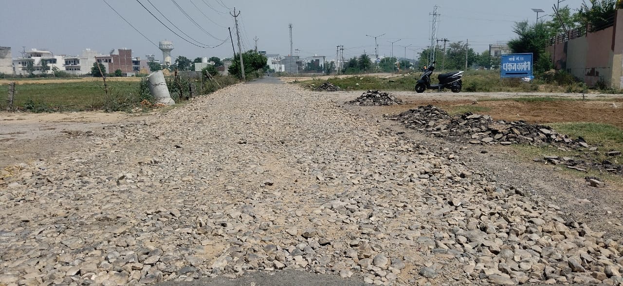 कुरुक्षेत्र।  बिना सफेद पट्टियां के नवनिर्मित सलारपुर रोड। संवाद