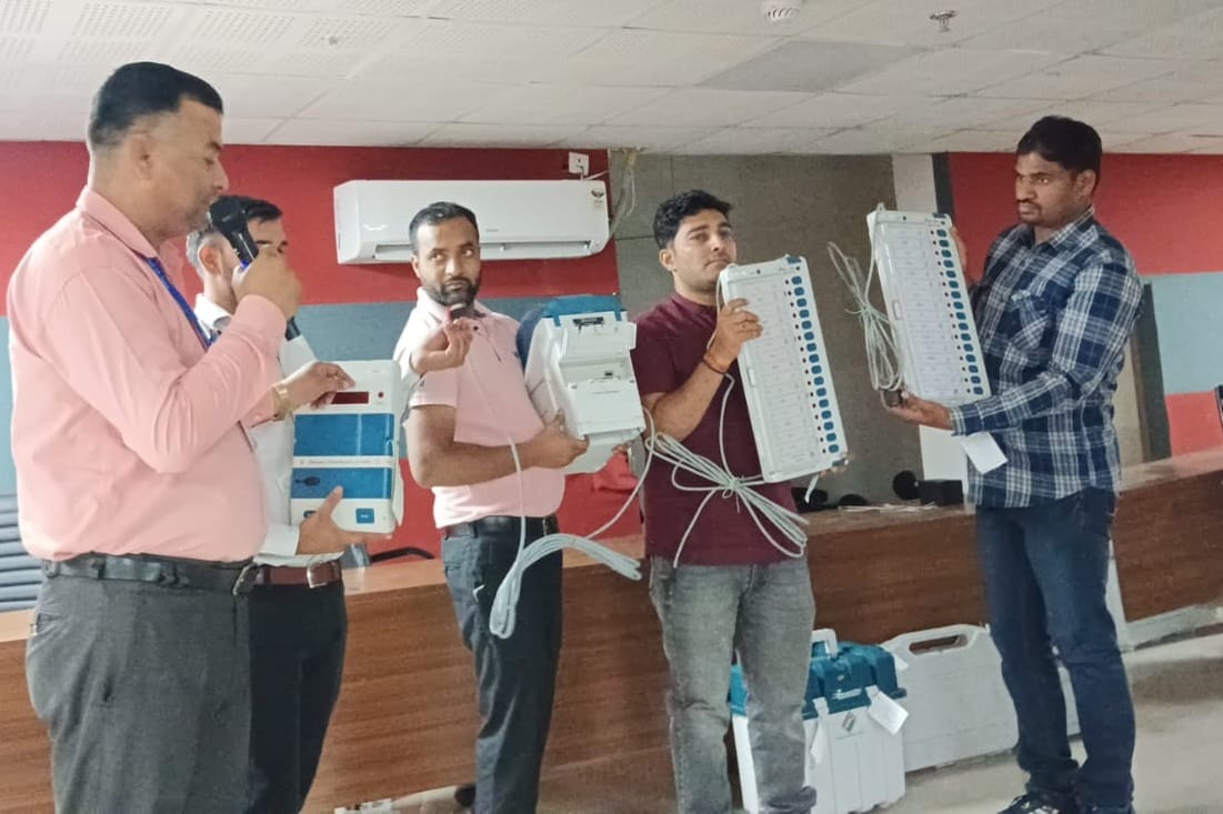 कुरुक्षेत्र। लघु सचिवालय के सभागार में लोकसभा चुनाव के लिए प्रशिक्षण लेते कर्मचारी। संवाद कुरुक्षेत्र। लघु सचिवालय के सभागार में लोकसभा चुनाव के लिए प्रशिक्षण लेते कर्मचारी। संवाद