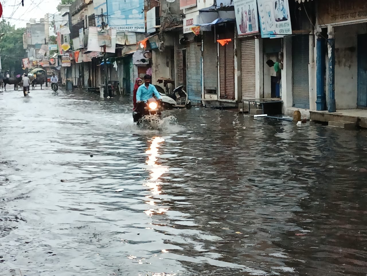 पीलीभीत में शनिवार की सुबह हुई बारिश के बाद नगर पालिका परिषद कार्यालय परिसर में हुआ जलभराव । स पीलीभीत में शनिवार की सुबह हुई बारिश के बाद नगर पालिका परिषद कार्यालय परिसर में हुआ जलभराव । स