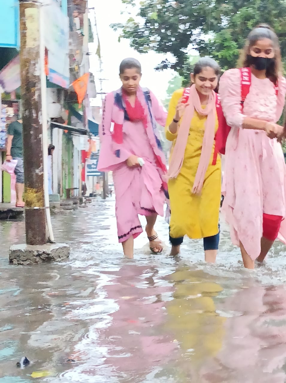 पीलीभीत में शनिवार की सुबह हुई बारिश के बाद नगर पालिका परिषद कार्यालय परिसर में हुआ जलभराव । स पीलीभीत में शनिवार की सुबह हुई बारिश के बाद नगर पालिका परिषद कार्यालय परिसर में हुआ जलभराव । स