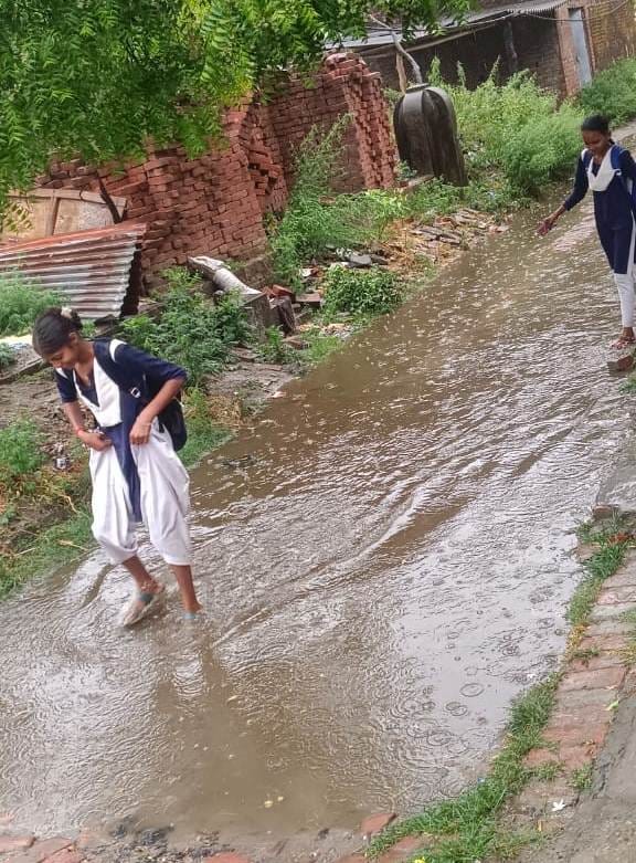 पलिया में सुबह नौ बजे आसमान में छाए काले बादल। संवाद पलिया में सुबह नौ बजे आसमान में छाए काले बादल। संवाद