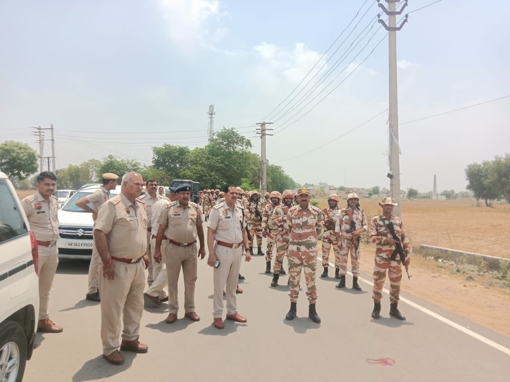 रेवाड़ी। लोकसभा चुनाव को फ्लैग मार्च निकालते पुलिस और अर्धसैनिक बल की टुकड़ी। स्रोत : पीआरओ