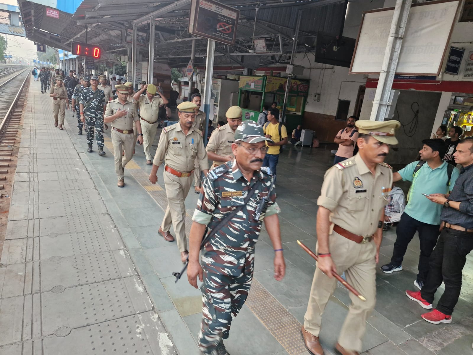 शाहजहांपुर में पुलिस लाइंस में ब्रीफिंग में बोलते डीएम उमेश प्रताप सिंह। स्रोत: पुलिस शाहजहांपुर में पुलिस लाइंस में ब्रीफिंग में बोलते डीएम उमेश प्रताप सिंह। स्रोत: पुलिस