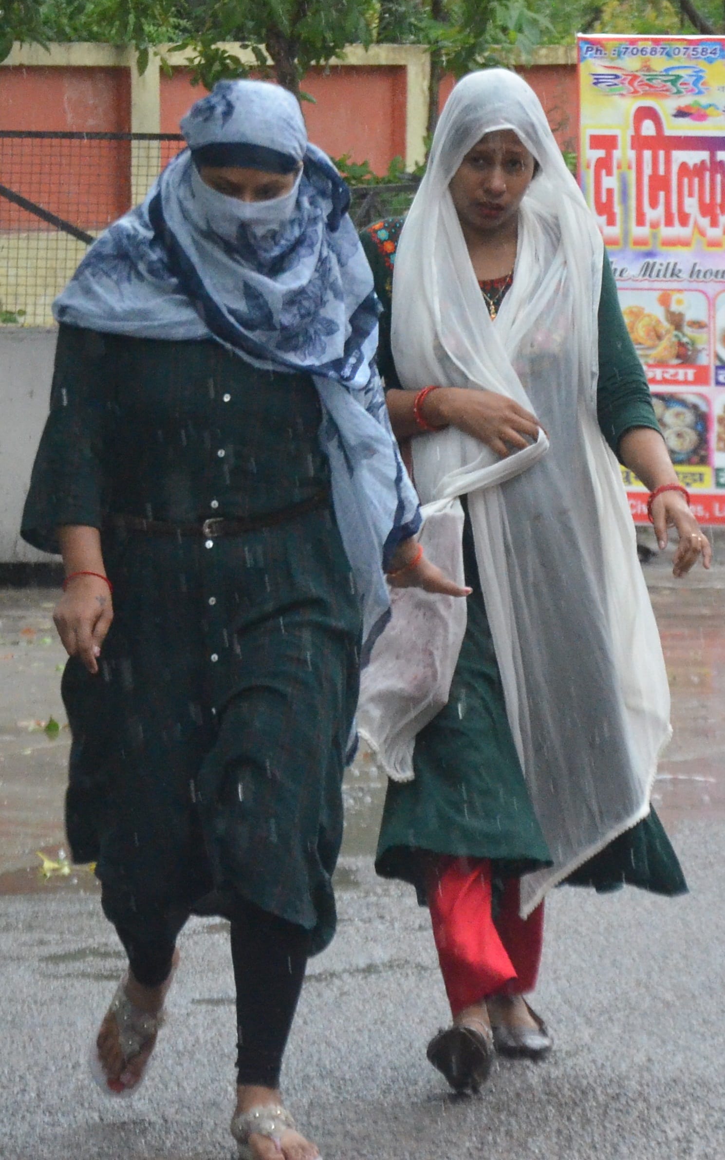 तिकुनिया महाराजा अग्रसेन इंटर कॉलेज परिसर में भरा बारिश का पानी- संवाद तिकुनिया महाराजा अग्रसेन इंटर कॉलेज परिसर में भरा बारिश का पानी- संवाद