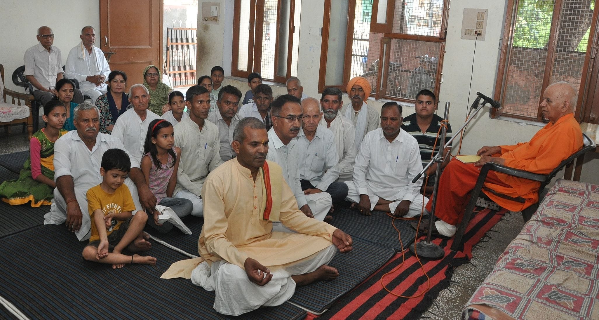12जेएनडी01: मासिक वैदिक सत्संग में प्रवचन करते हुए स्वामी रामवेश। संवाद 12जेएनडी01: मासिक वैदिक सत्संग में प्रवचन करते हुए स्वामी रामवेश। संवाद