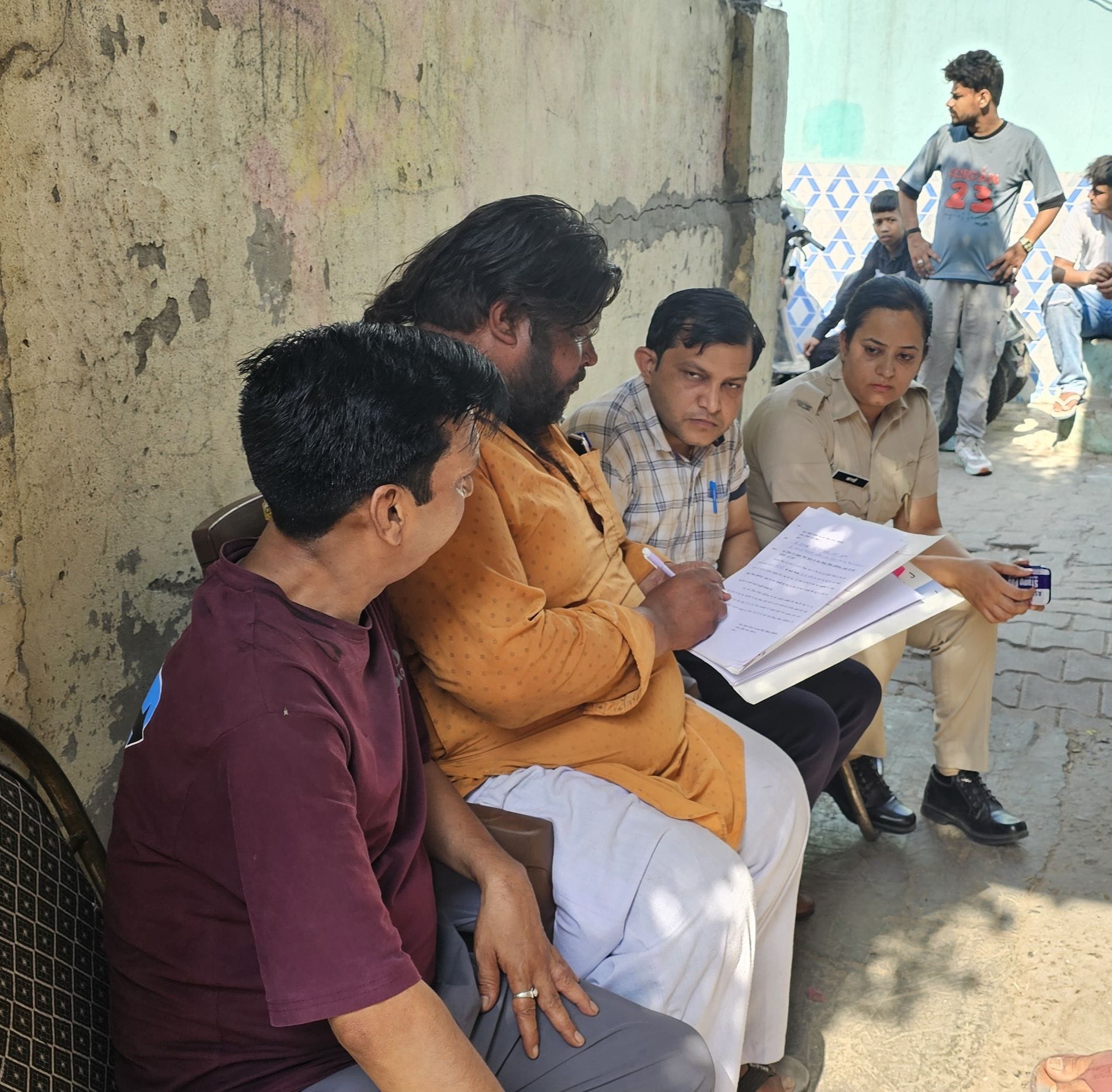 12जेएनडी25: नाबालिग की शादी रुकवाकर परिजनों को समझाती पुलिस टीम। स्रोत पुलिस प्रशासन 12जेएनडी25: नाबालिग की शादी रुकवाकर परिजनों को समझाती पुलिस टीम। स्रोत पुलिस प्रशासन