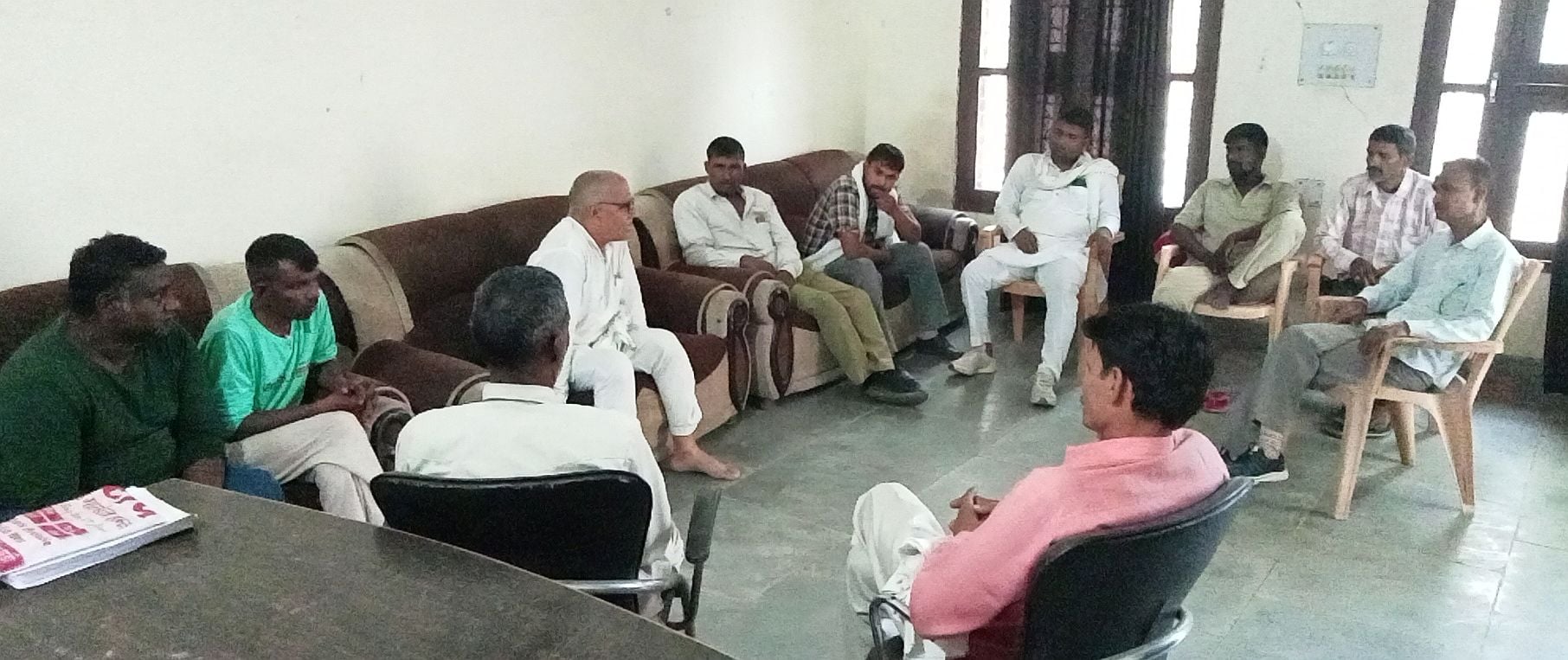 12जेएनडी32: ग्रामीण सफाई कर्मियों की बैठक में विचार विर्मश करते कॉमरेड रमेश चंद्र व अन्य। स्रोत 12जेएनडी32: ग्रामीण सफाई कर्मियों की बैठक में विचार विर्मश करते कॉमरेड रमेश चंद्र व अन्य। स्रोत
