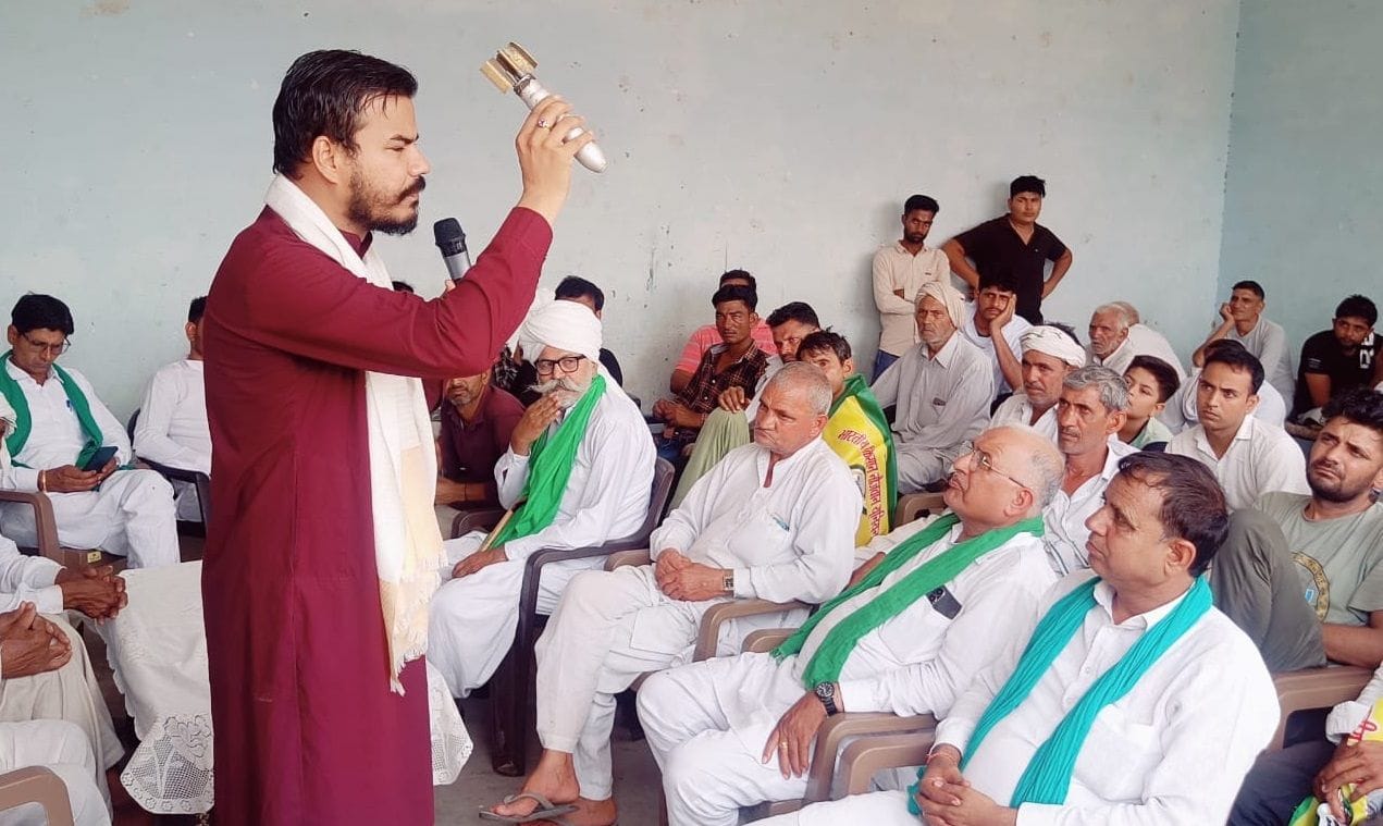 12जेएनडी35: किसान आंदोलन के दोरान किसानों की तरफ दागे कोई विस्फोटक वस्तु दिखाते हुए अभिमन्यु को