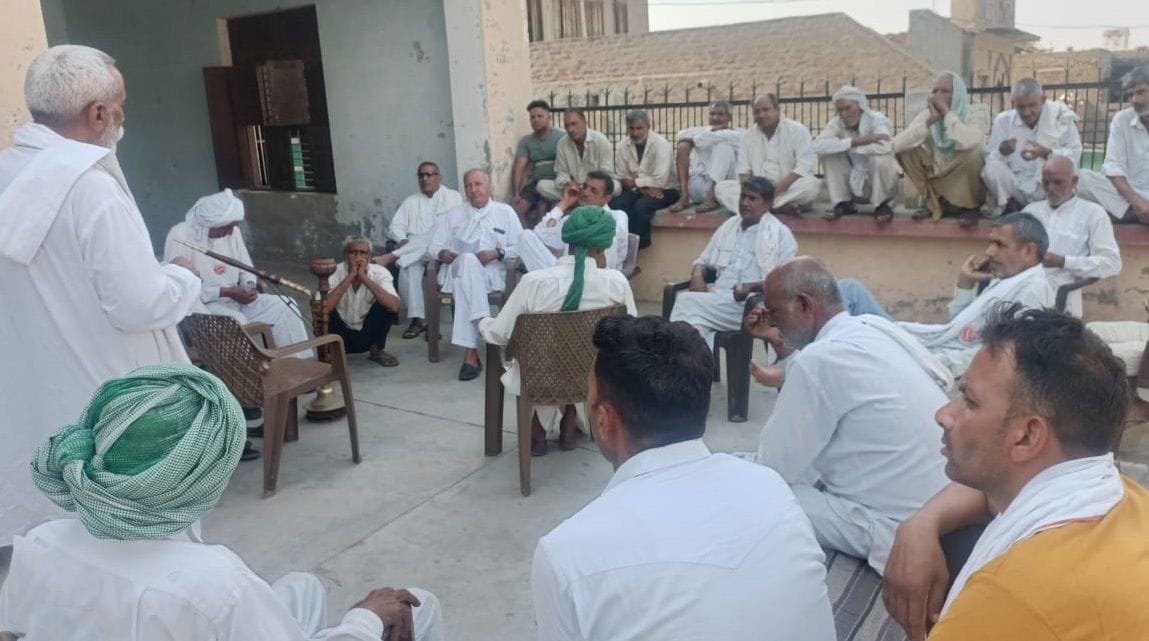 12जेएनडी36: ग्रामीणों को संबोधित करते हुए किसान नेता। संवाद 12जेएनडी36: ग्रामीणों को संबोधित करते हुए किसान नेता। संवाद