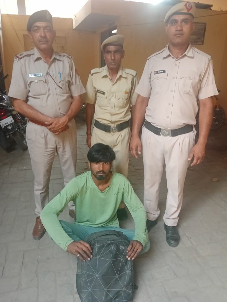 12जेएनडी37: पुलिस गिरफ्त में पकड़ा गया आरोपी। स्रोत पुलिस प्रशासन 12जेएनडी37: पुलिस गिरफ्त में पकड़ा गया आरोपी। स्रोत पुलिस प्रशासन