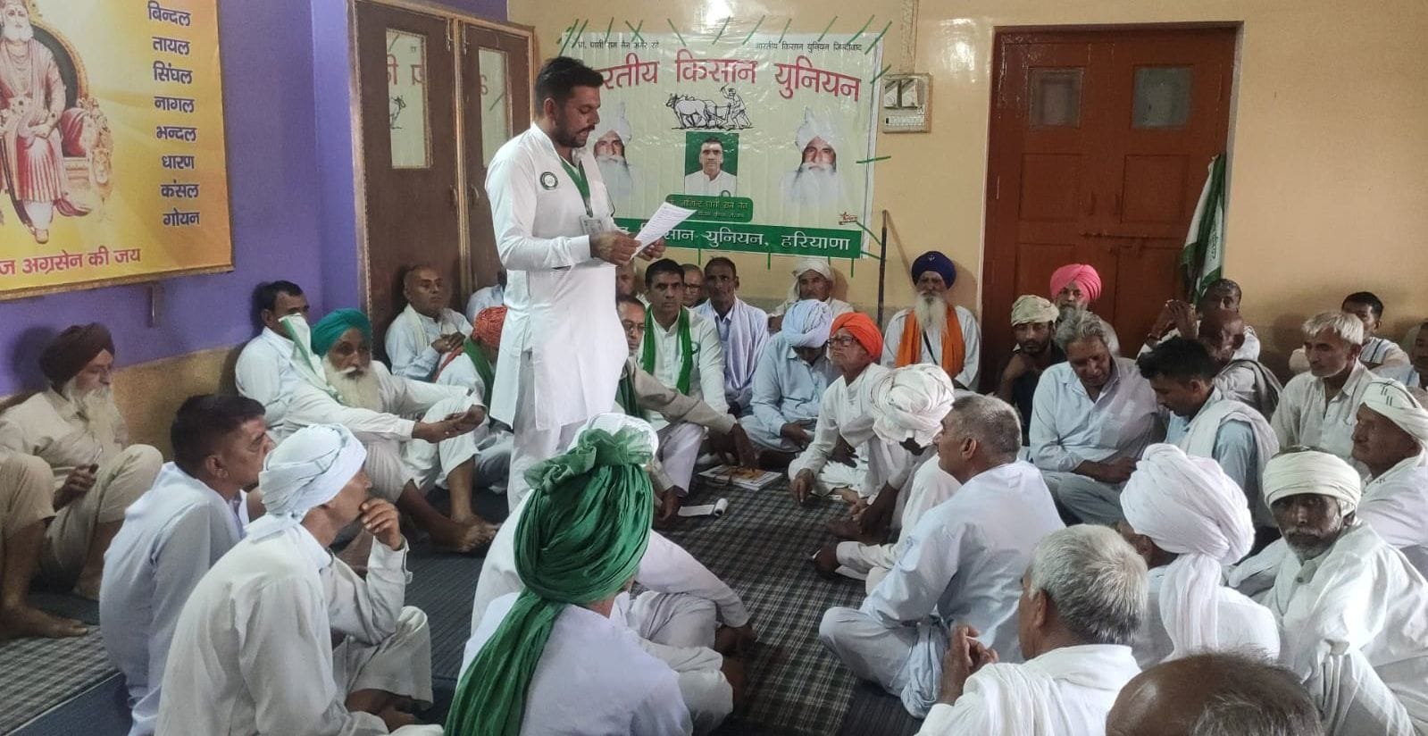 12जेएनडी46:महाराजा अग्रसेन मंदिर में आयोजित भाकियू हरियाणा की मीटिंग। 12जेएनडी46:महाराजा अग्रसेन मंदिर में आयोजित भाकियू हरियाणा की मीटिंग।
