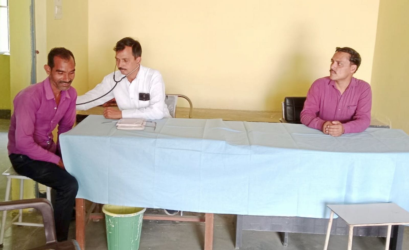 आसफपुर न्यू पीएचसी पर मरीजों का इलाज करते डॉक्टर। संवाद आसफपुर न्यू पीएचसी पर मरीजों का इलाज करते डॉक्टर। संवाद